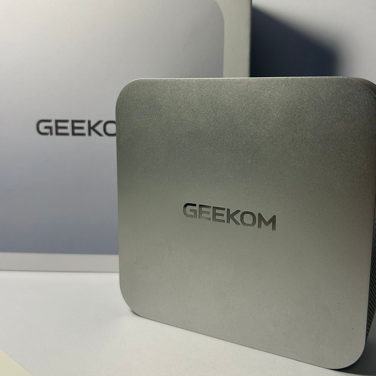 Mini PC Geekom Model A8 AMD Ryzen 9 – 32GB DDR5 / 1TB SSD – Gri – FullBox – Ca Nou