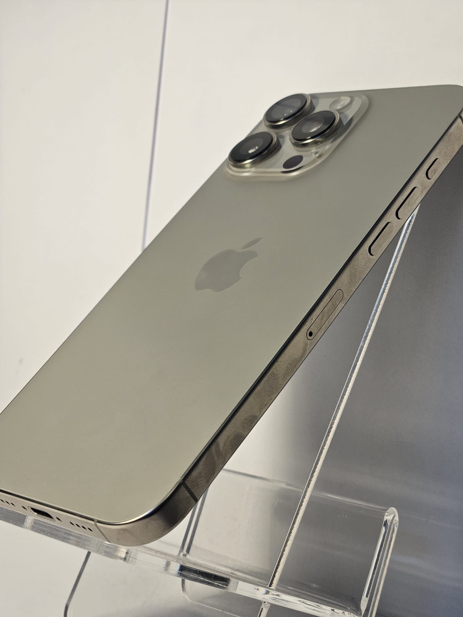 Apple iPhone 16 Pro Max – 256GB – Baterie 94% (267 cicluri) – Stare Excelentă!