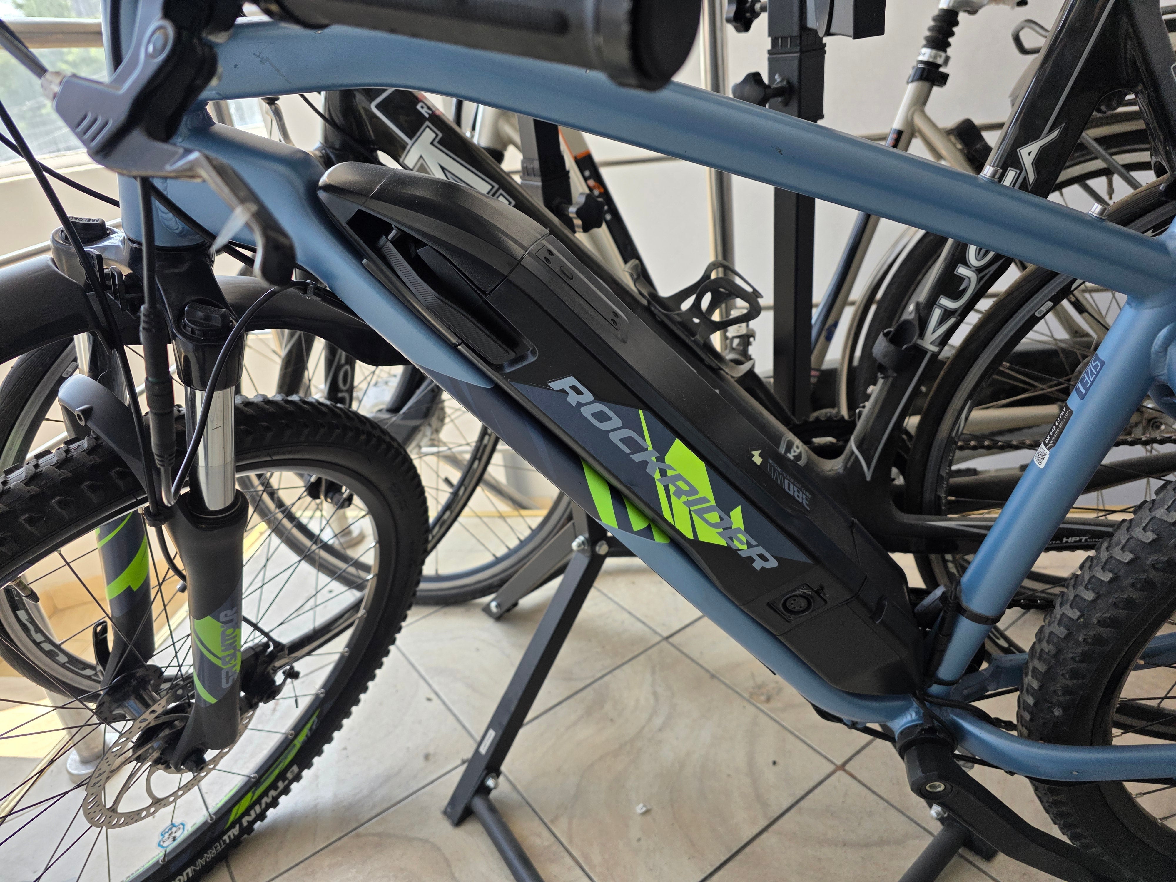 Bicicleta Electrica Rockrider eST 100 albastra