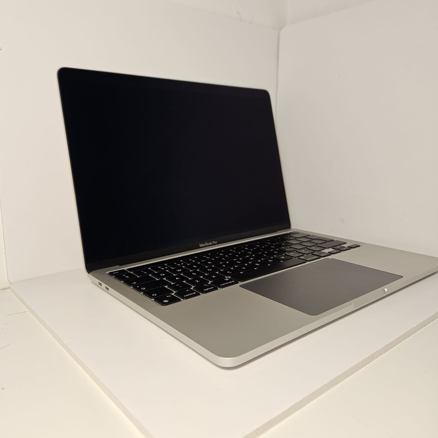 Apple MacBook Pro 13” M2 (2022) – 8GB RAM, SSD 256GB, Baterie 95%, 166 Cicluri