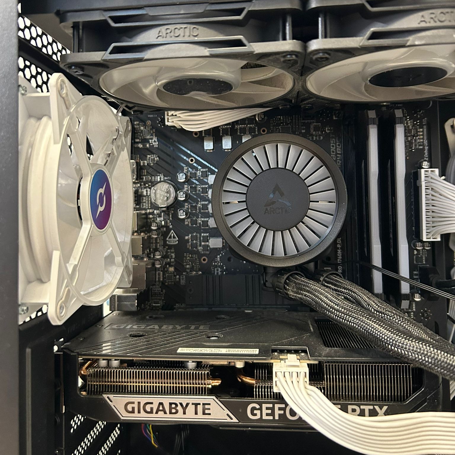 Unitate PC Gaming MS-7E02 – Intel Core i7-12700F / 16GB RAM / RTX 5060 / SSD 512GB – Sursă 850W Gold / Răcire pe Apă