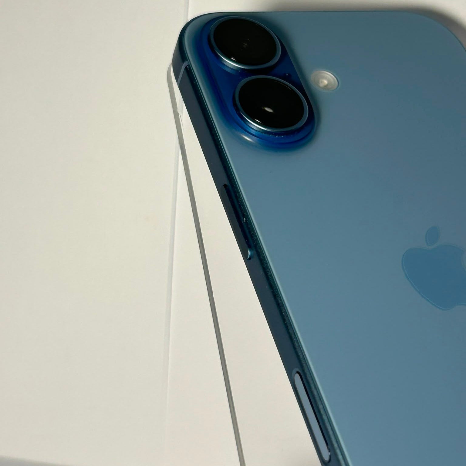 iPhone 17 256GB Albastru – Baterie 100%, Doar 12 Cicluri, Stare Excelentă
