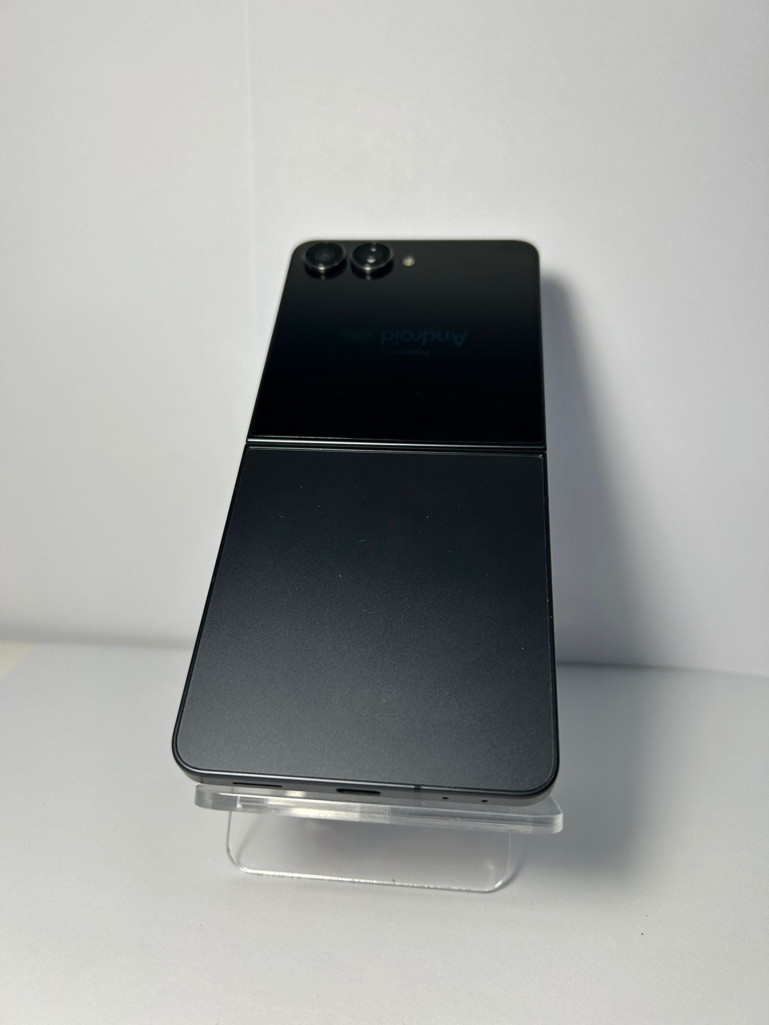 Samsung Galaxy Z Flip7 8GB / 128GB Negru – Ca Nou – Baterie 100% – 1 Ciclu
