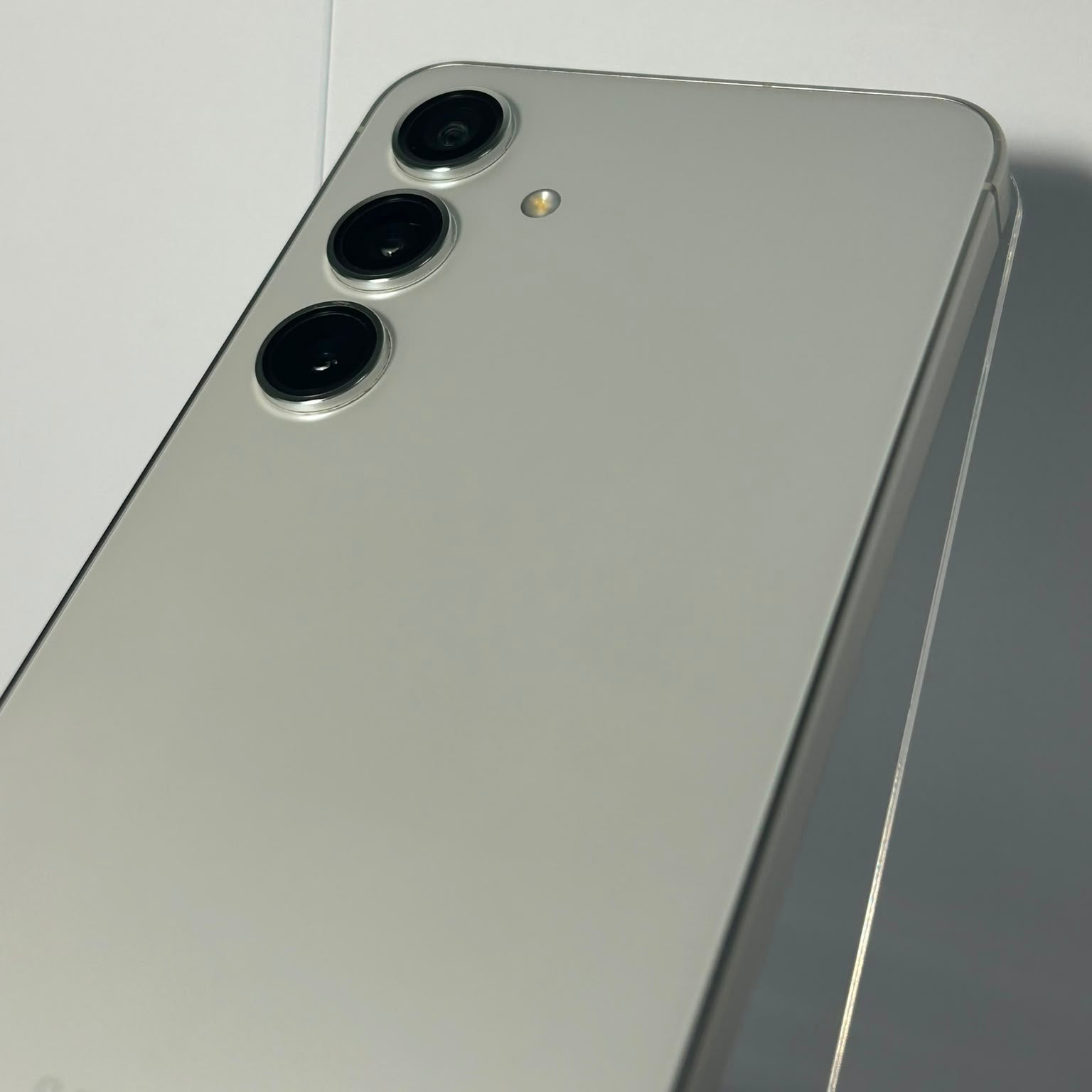 Samsung Galaxy S24 256GB Alb – Fără Urme de Utilizare, Stare Impecabilă