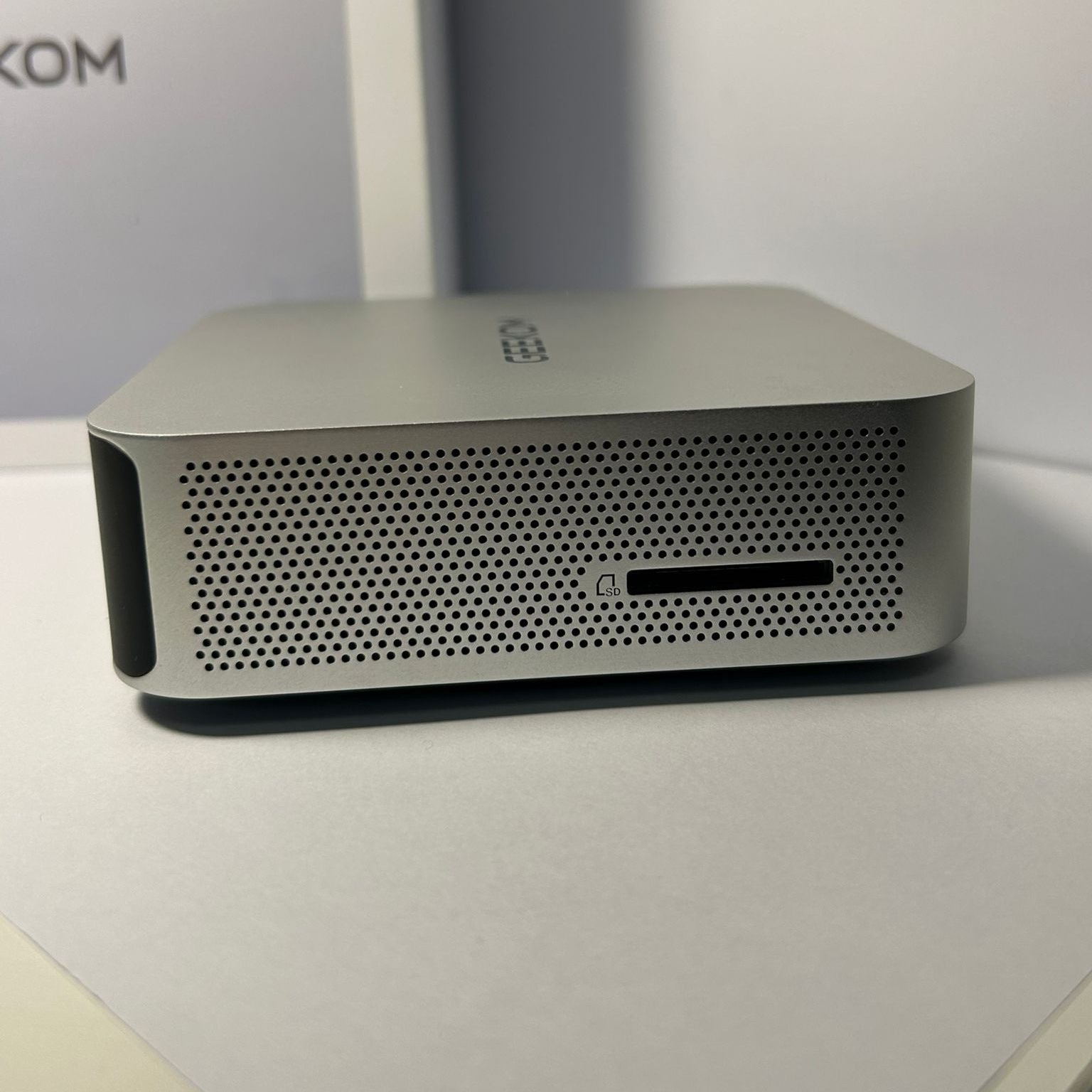 Mini PC Geekom Model A8 AMD Ryzen 9 – 32GB DDR5 / 1TB SSD – Gri – FullBox – Ca Nou