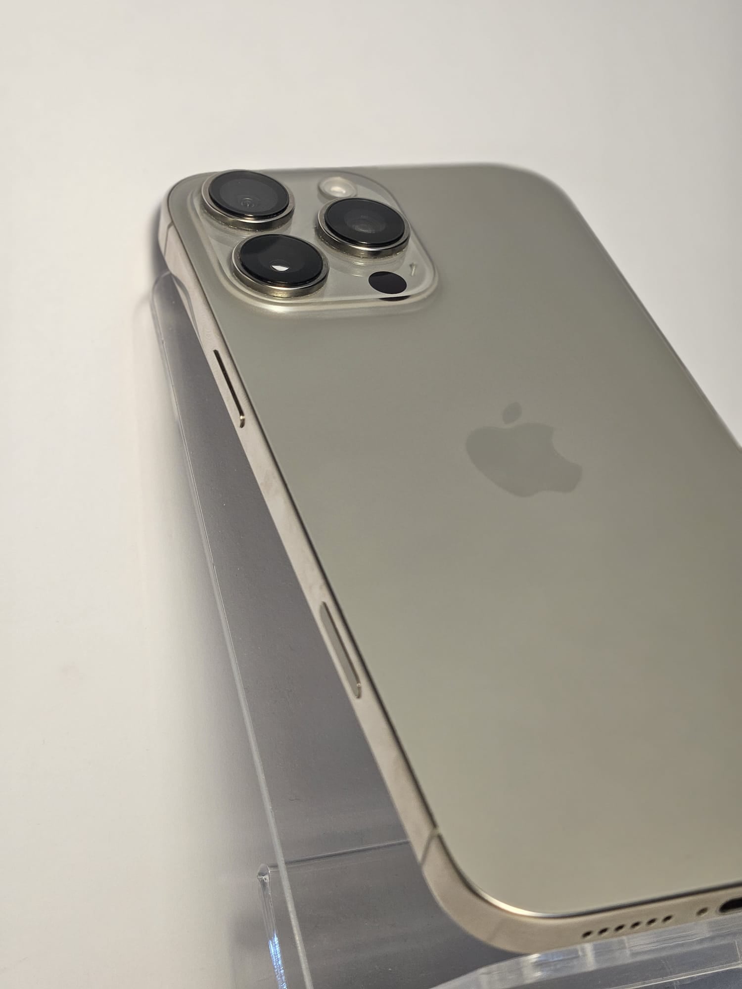 Apple iPhone 16 Pro Max – 256GB – Baterie 94% (267 cicluri) – Stare Excelentă!