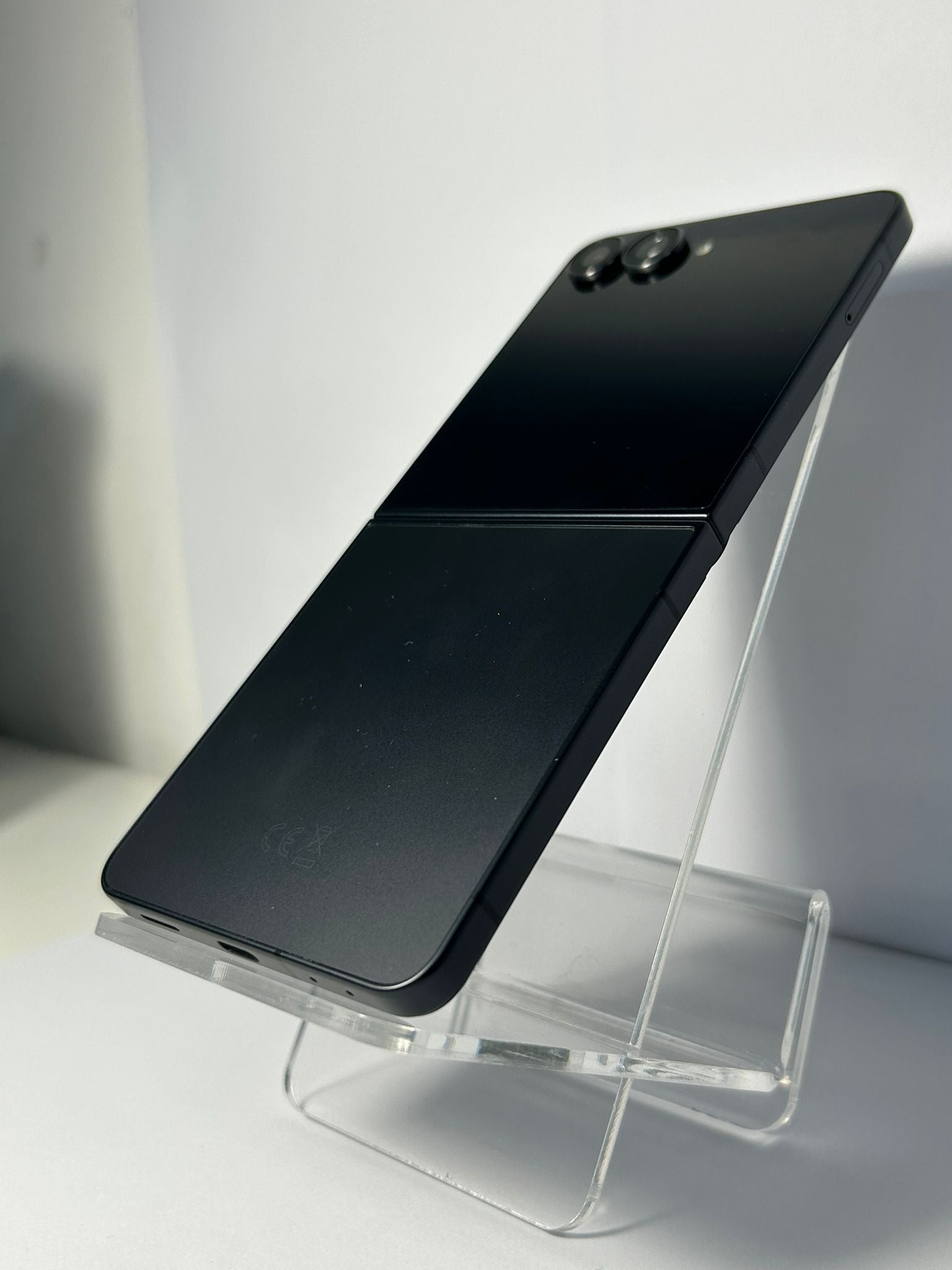 Samsung Galaxy Z Flip7 8GB / 128GB Negru – Ca Nou – Baterie 100% – 1 Ciclu