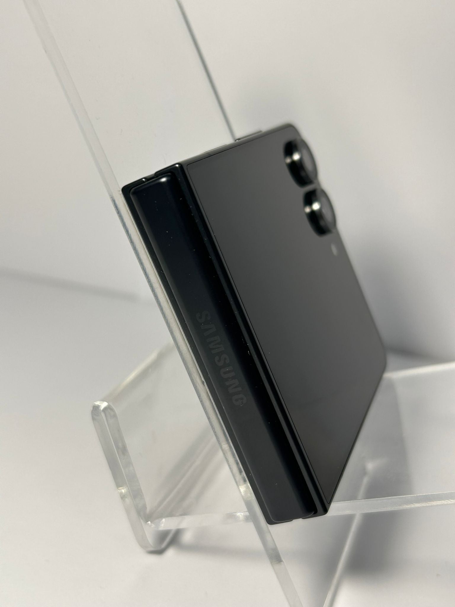 Samsung Galaxy Z Flip7 8GB / 128GB Negru – Ca Nou – Baterie 100% – 1 Ciclu