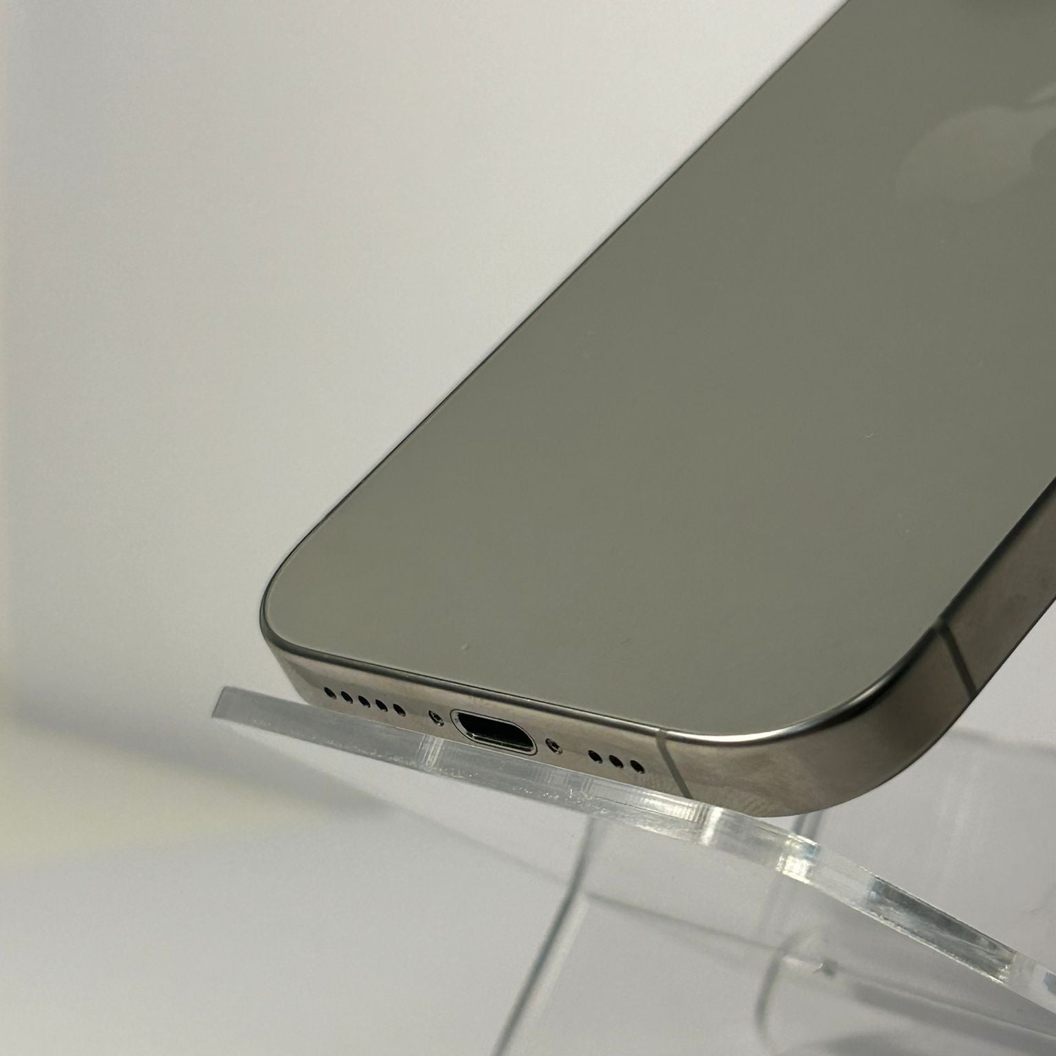 iPhone 16 Pro 256GB Gri – Baterie 85% – 880 Cicluri