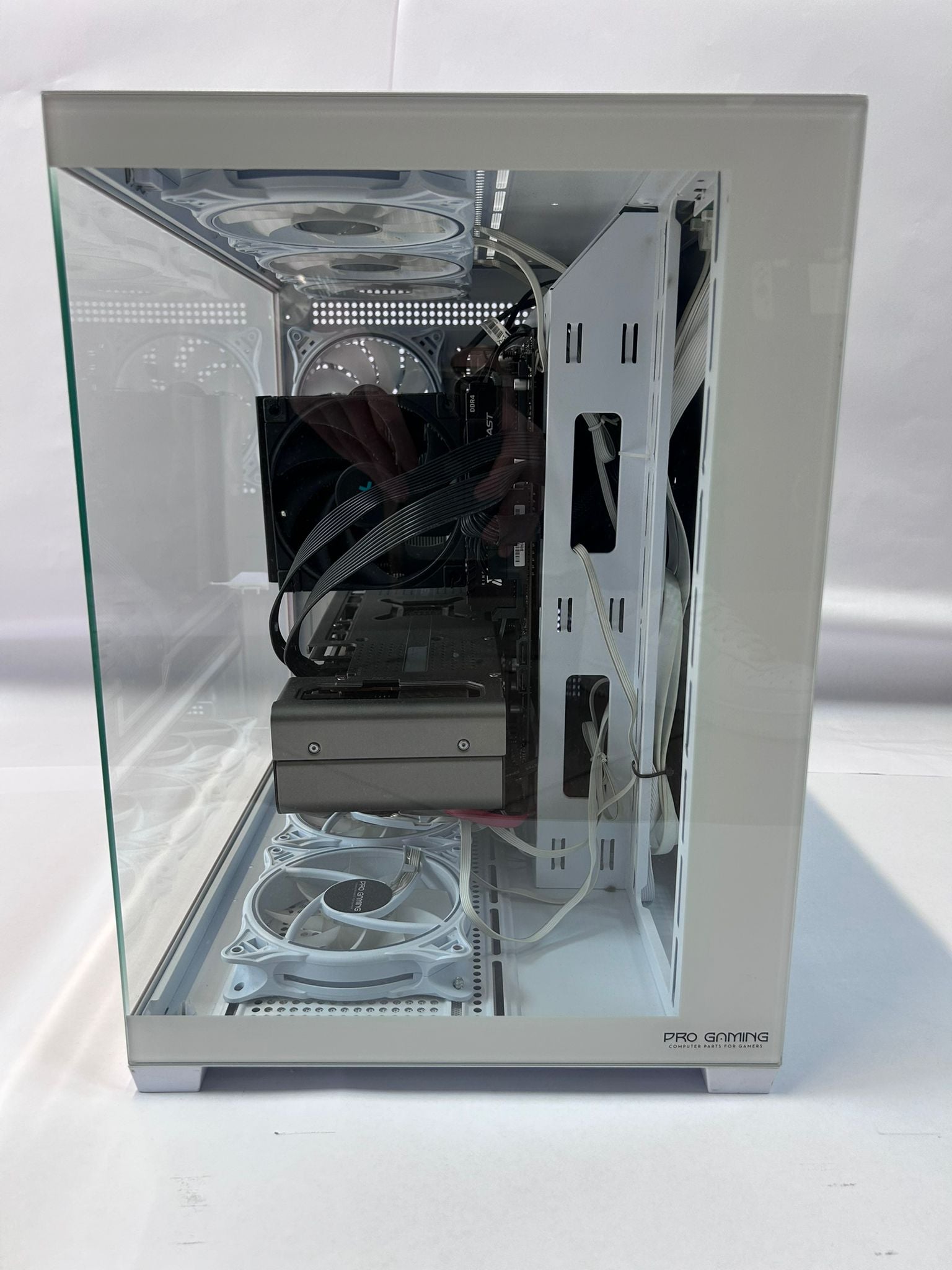 PC Gaming Ryzen 7 5700X, RX 7700 XT, 48GB RAM, SSD 1TB – Performanță Ultra pentru Gaming și Streaming