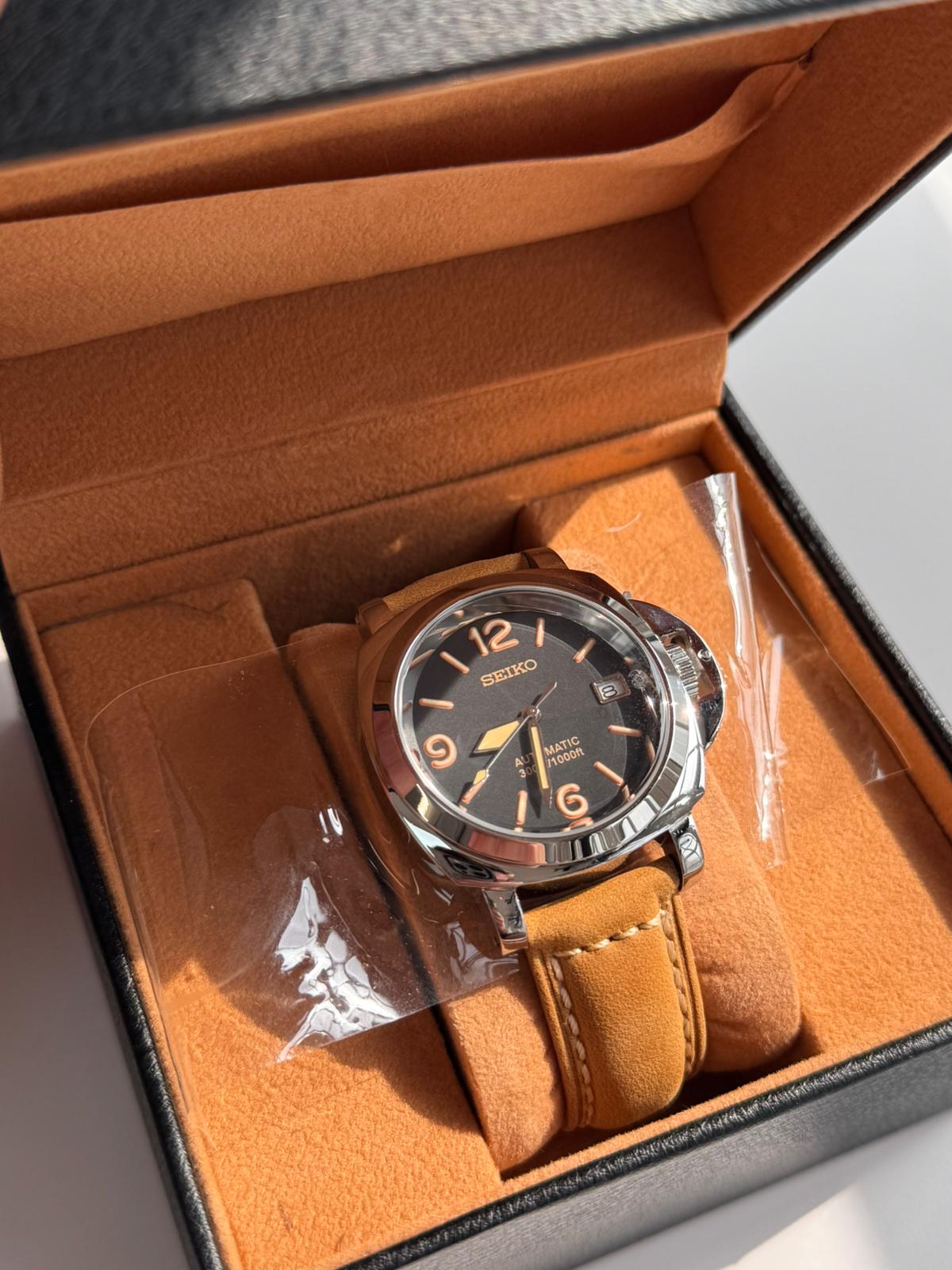 Ceas Seiko Automatic, cadran negru, curea din piele maro – Design elegant