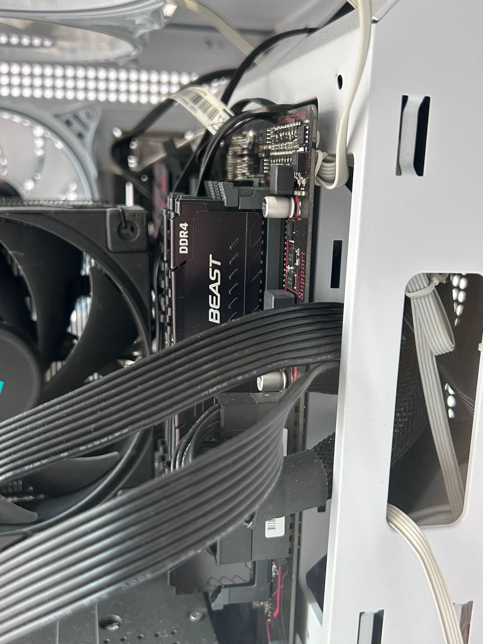PC Gaming Ryzen 7 5700X, RX 7700 XT, 48GB RAM, SSD 1TB – Performanță Ultra pentru Gaming și Streaming