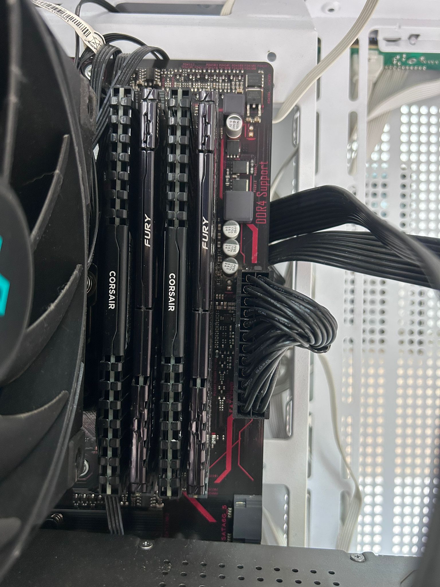 PC Gaming Ryzen 7 5700X, RX 7700 XT, 48GB RAM, SSD 1TB – Performanță Ultra pentru Gaming și Streaming