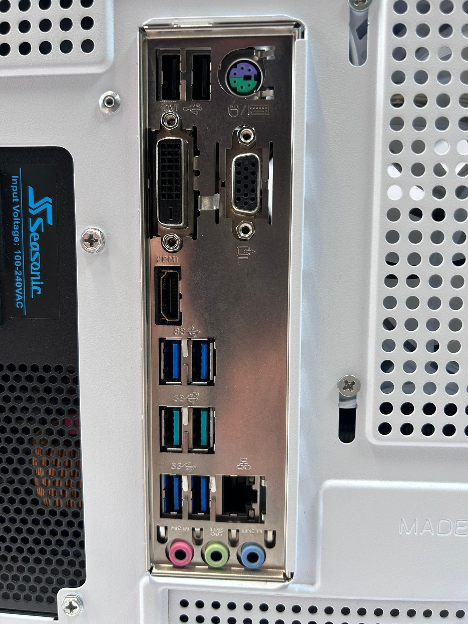 PC Gaming Ryzen 7 5700X, RX 7700 XT, 48GB RAM, SSD 1TB – Performanță Ultra pentru Gaming și Streaming
