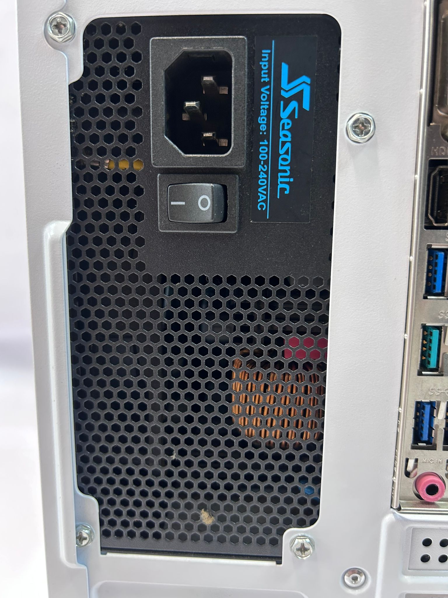 PC Gaming Ryzen 7 5700X, RX 7700 XT, 48GB RAM, SSD 1TB – Performanță Ultra pentru Gaming și Streaming