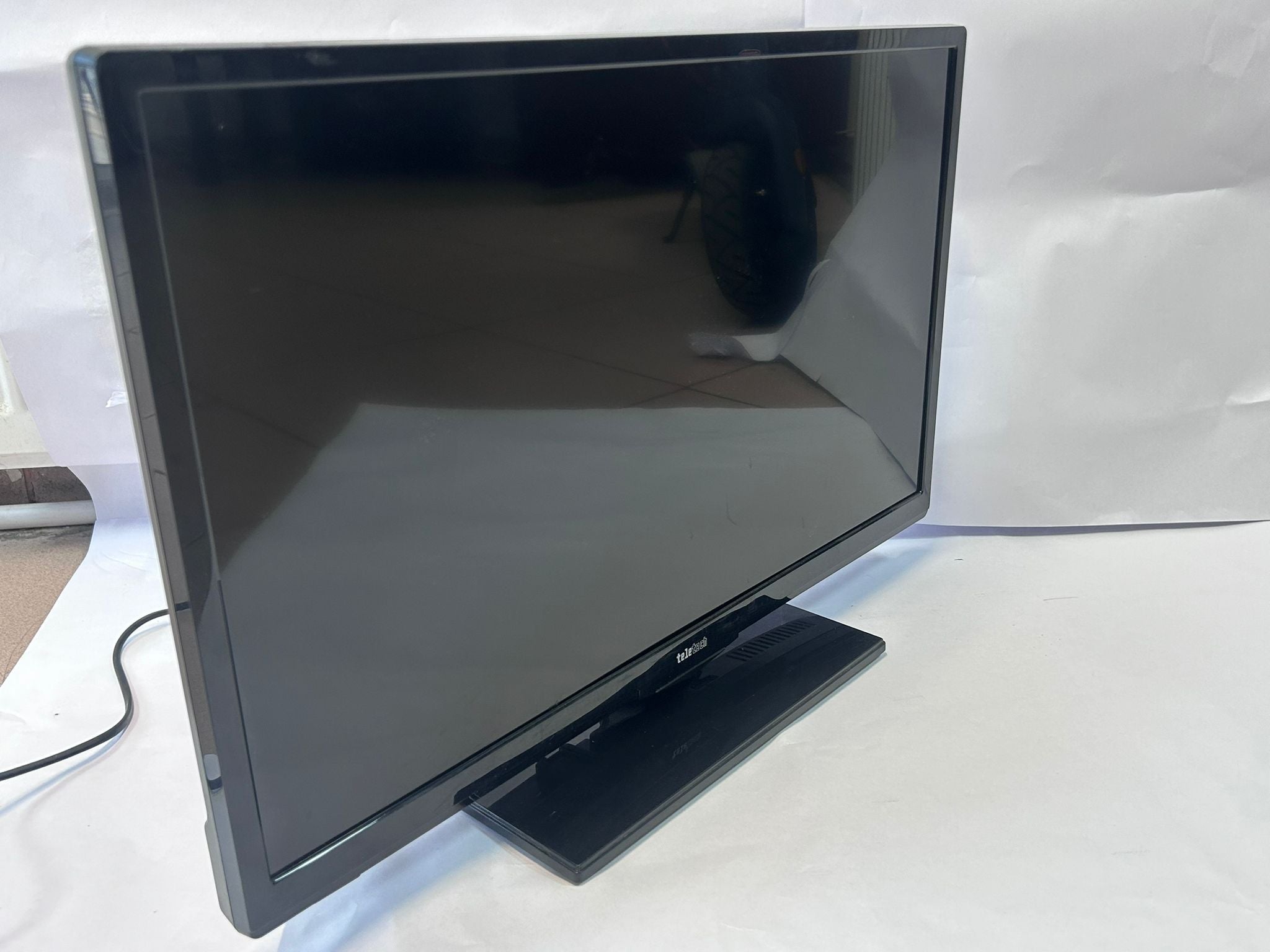 Televizor LED Teletech LED24272 – 60 cm (24”), HD, cu telecomandă, ideal pentru spații mici