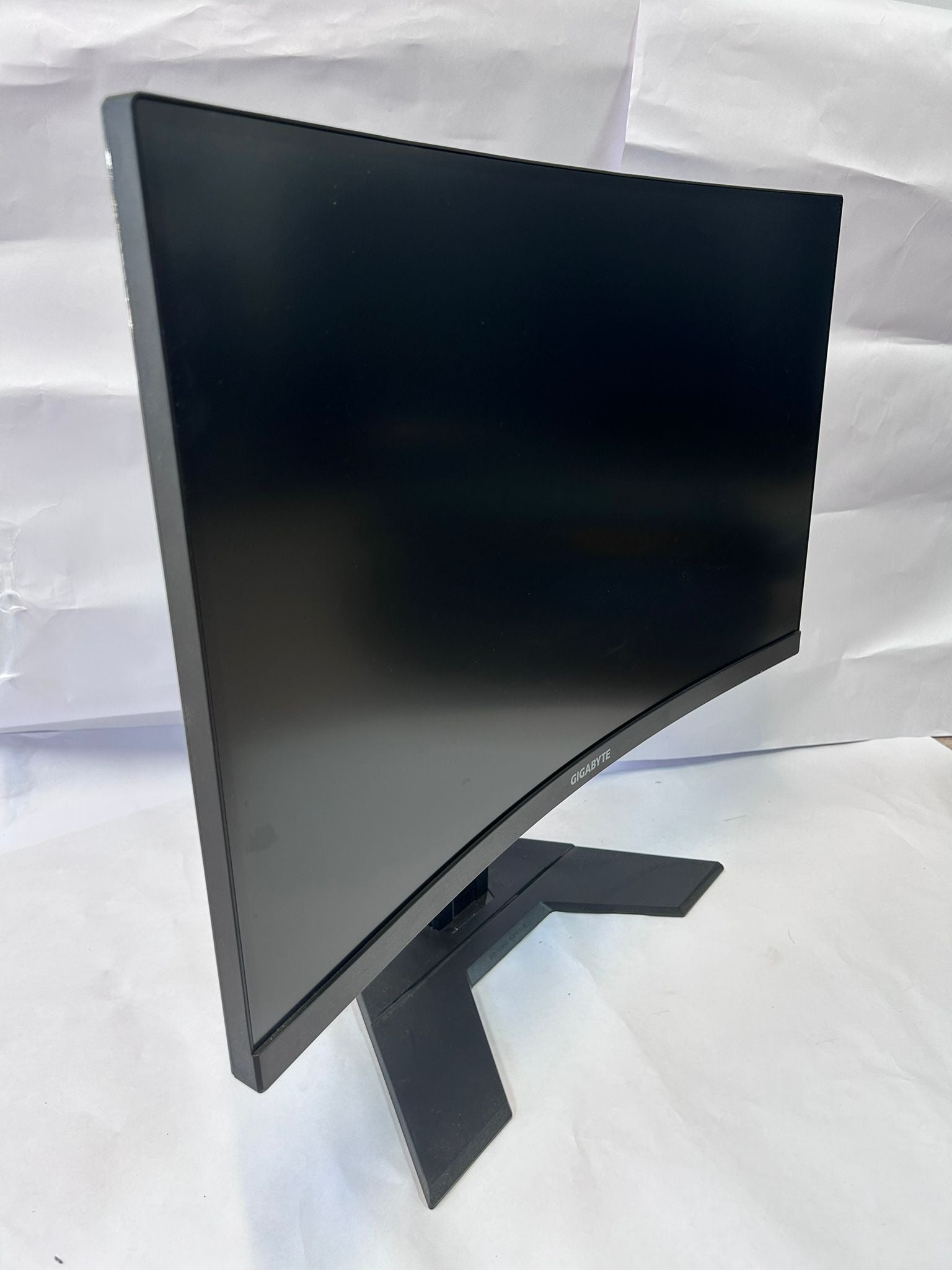 Monitor Gaming Gigabyte G27QC 27” QHD 165Hz – Performanță Fluidă și Imersiune Totală