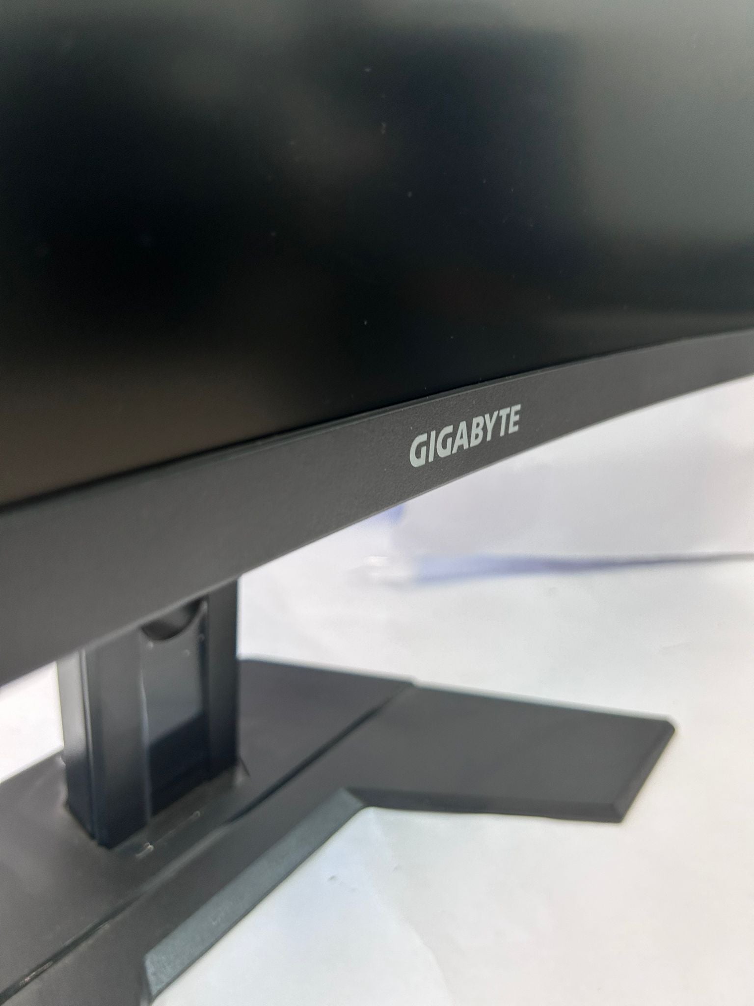 Monitor Gaming Gigabyte G27QC 27” QHD 165Hz – Performanță Fluidă și Imersiune Totală