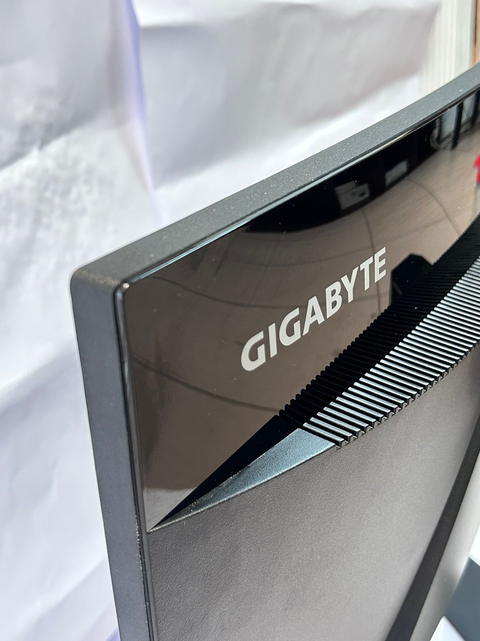 Monitor Gaming Gigabyte G27QC 27” QHD 165Hz – Performanță Fluidă și Imersiune Totală