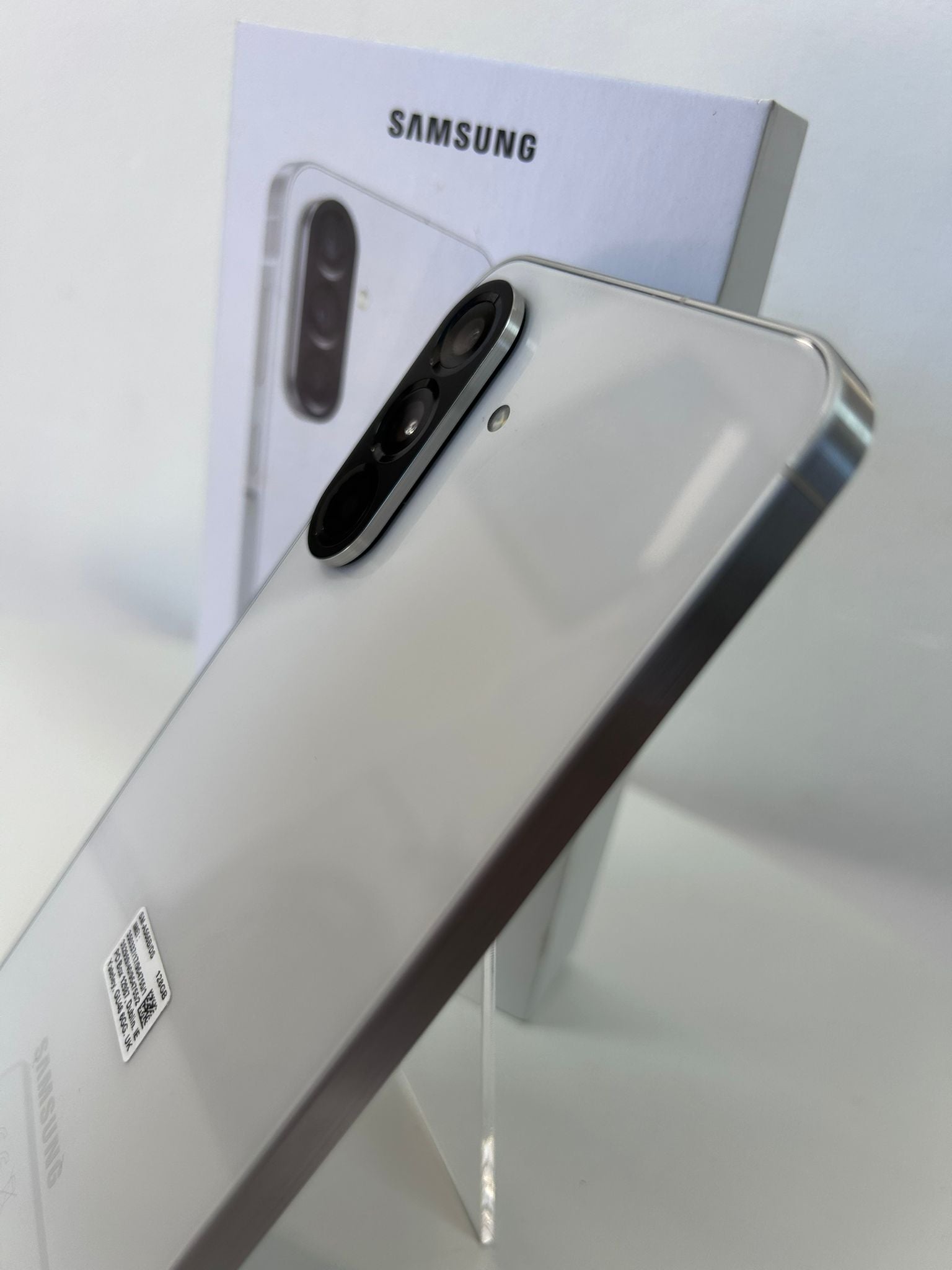 Samsung Galaxy A56 Awesome Lightray 128GB 8GB RAM – Eleganță, Performanță și Experiență Fluidă