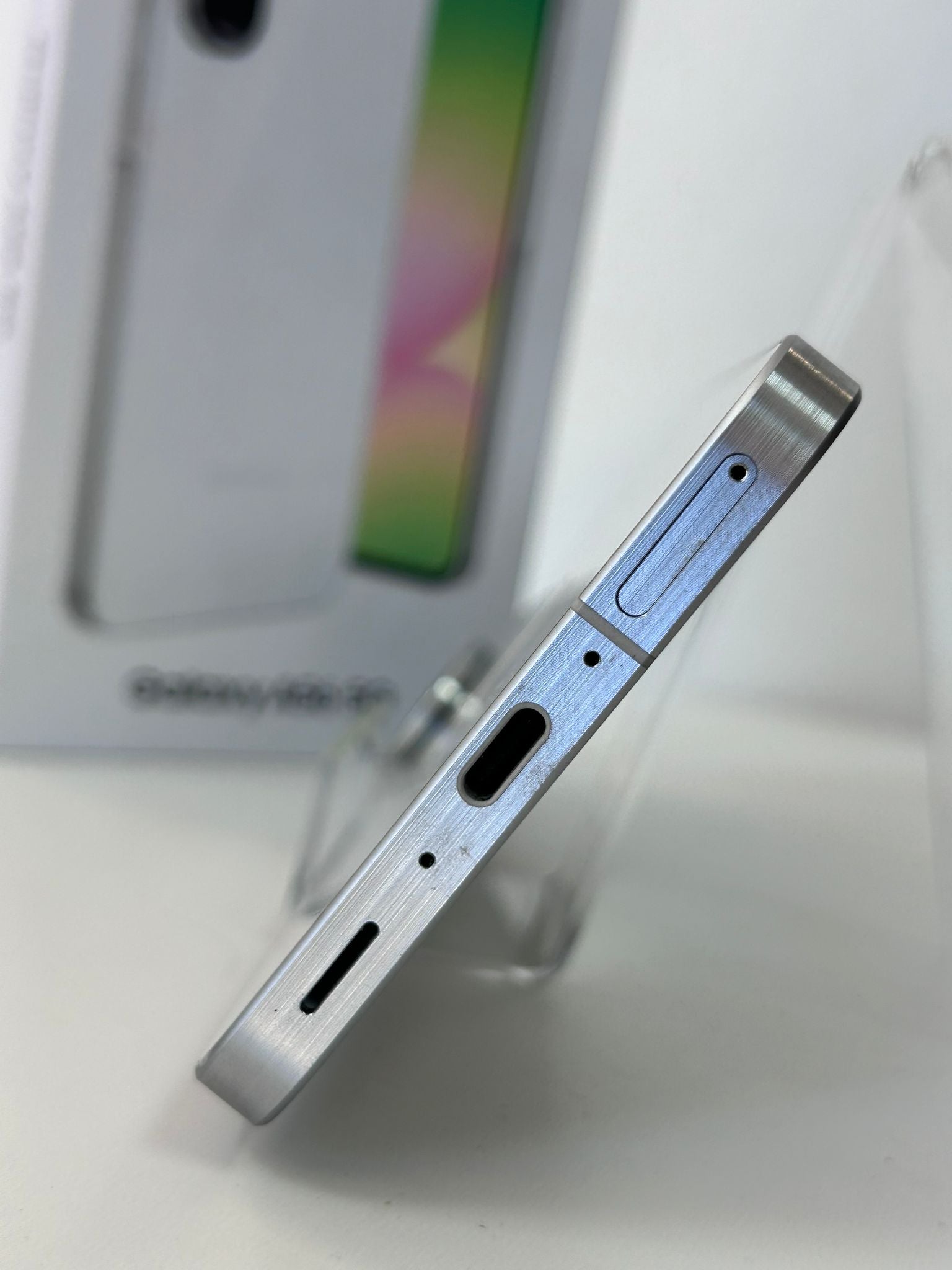 Samsung Galaxy A56 Awesome Lightray 128GB 8GB RAM – Eleganță, Performanță și Experiență Fluidă