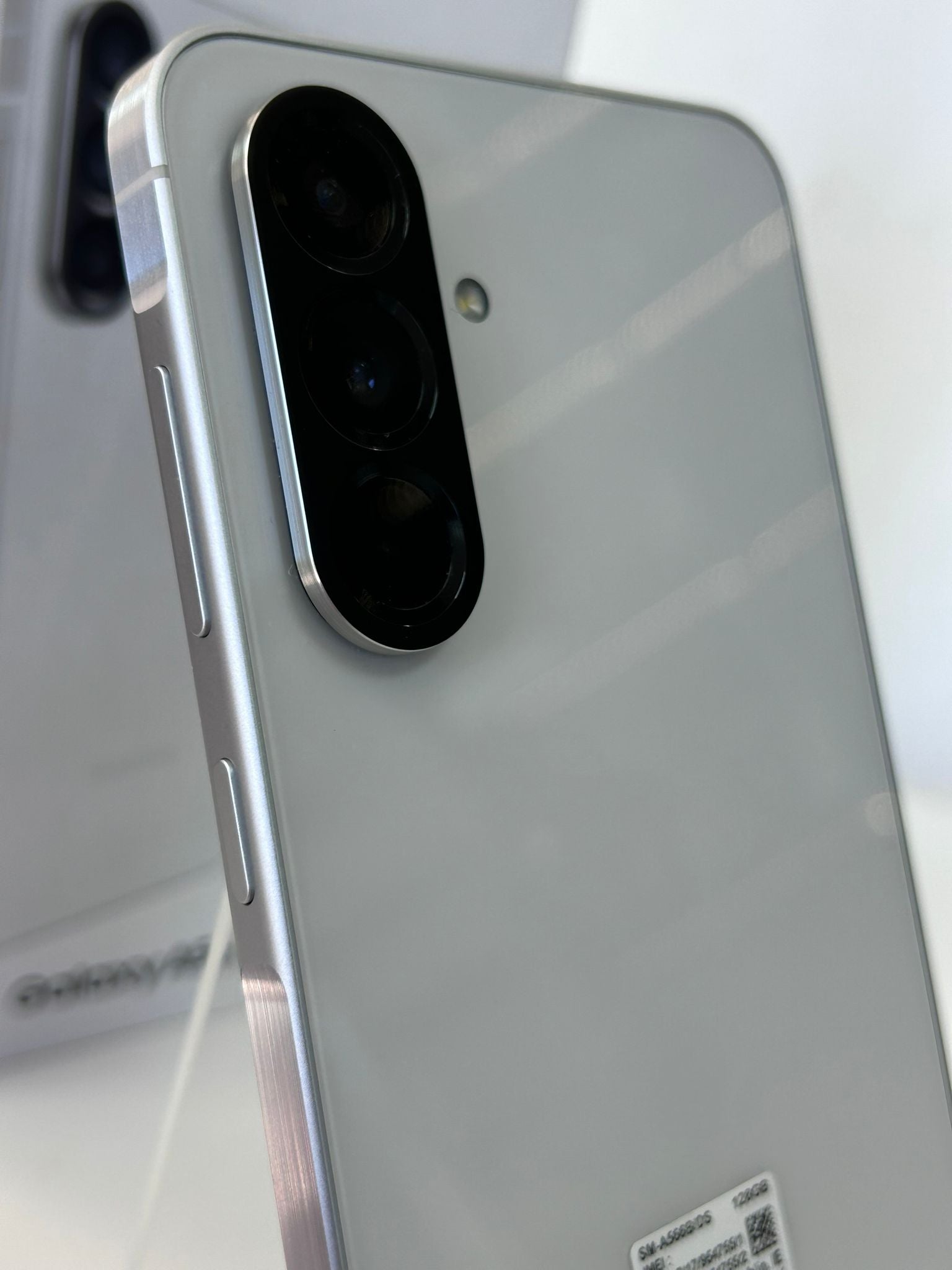 Samsung Galaxy A56 Awesome Lightray 128GB 8GB RAM – Eleganță, Performanță și Experiență Fluidă
