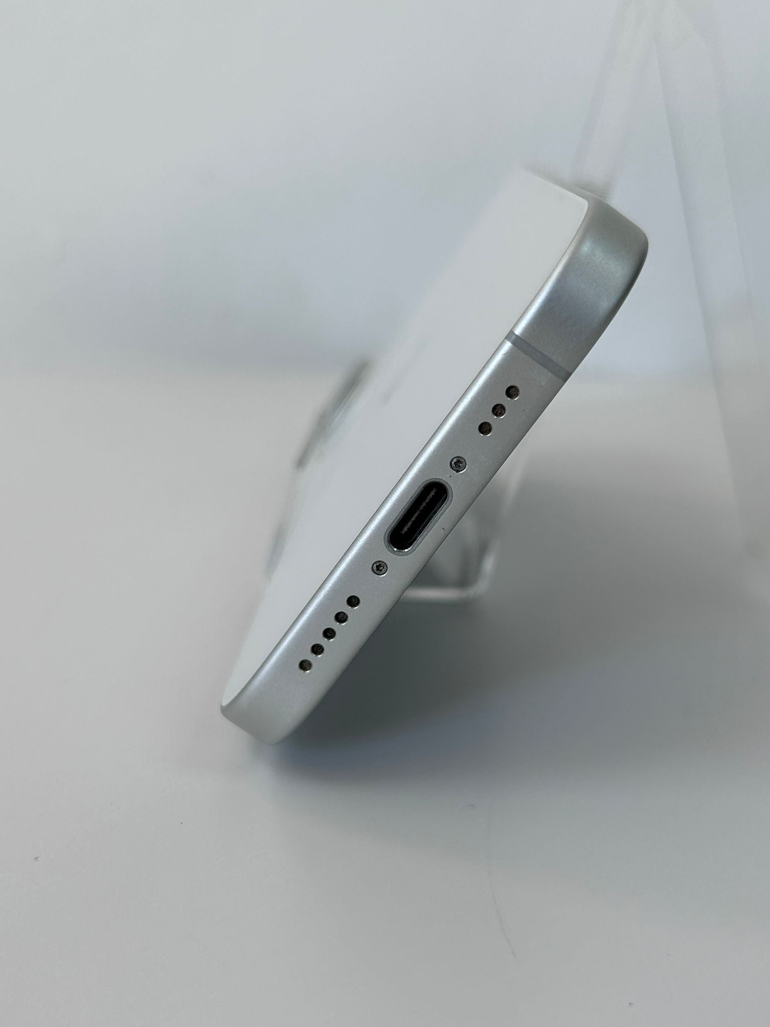 iPhone 16 White 128GB – Telefon Apple elegant și performant