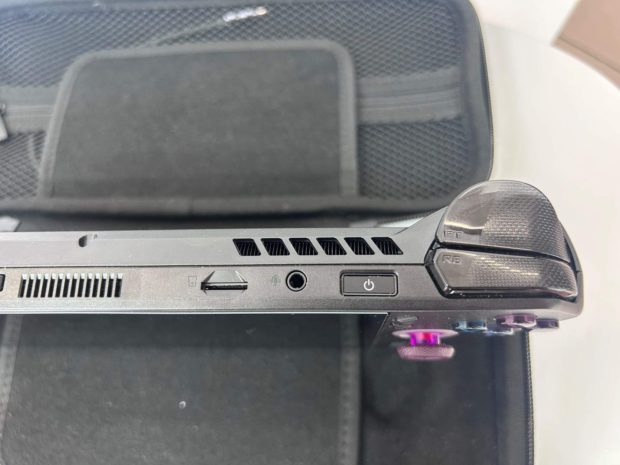 ASUS ROG Ally X RC72LA 24GB RAM 1TB SSD + Docking Station CM800