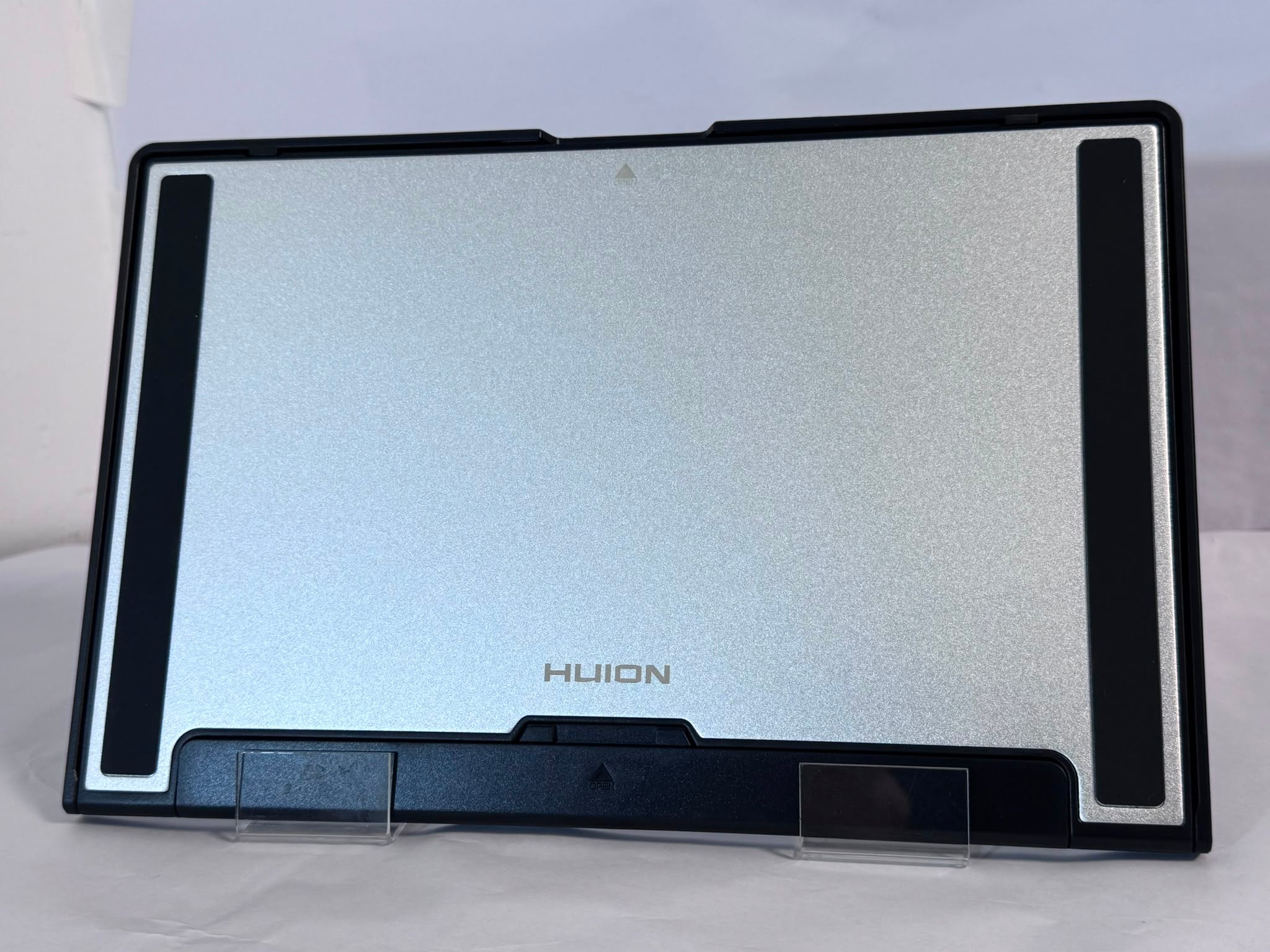 Huion Kamvas Pro 12 Black – Tabletă Grafică cu Ecran Full HD și 8192 Niveluri de Presiune