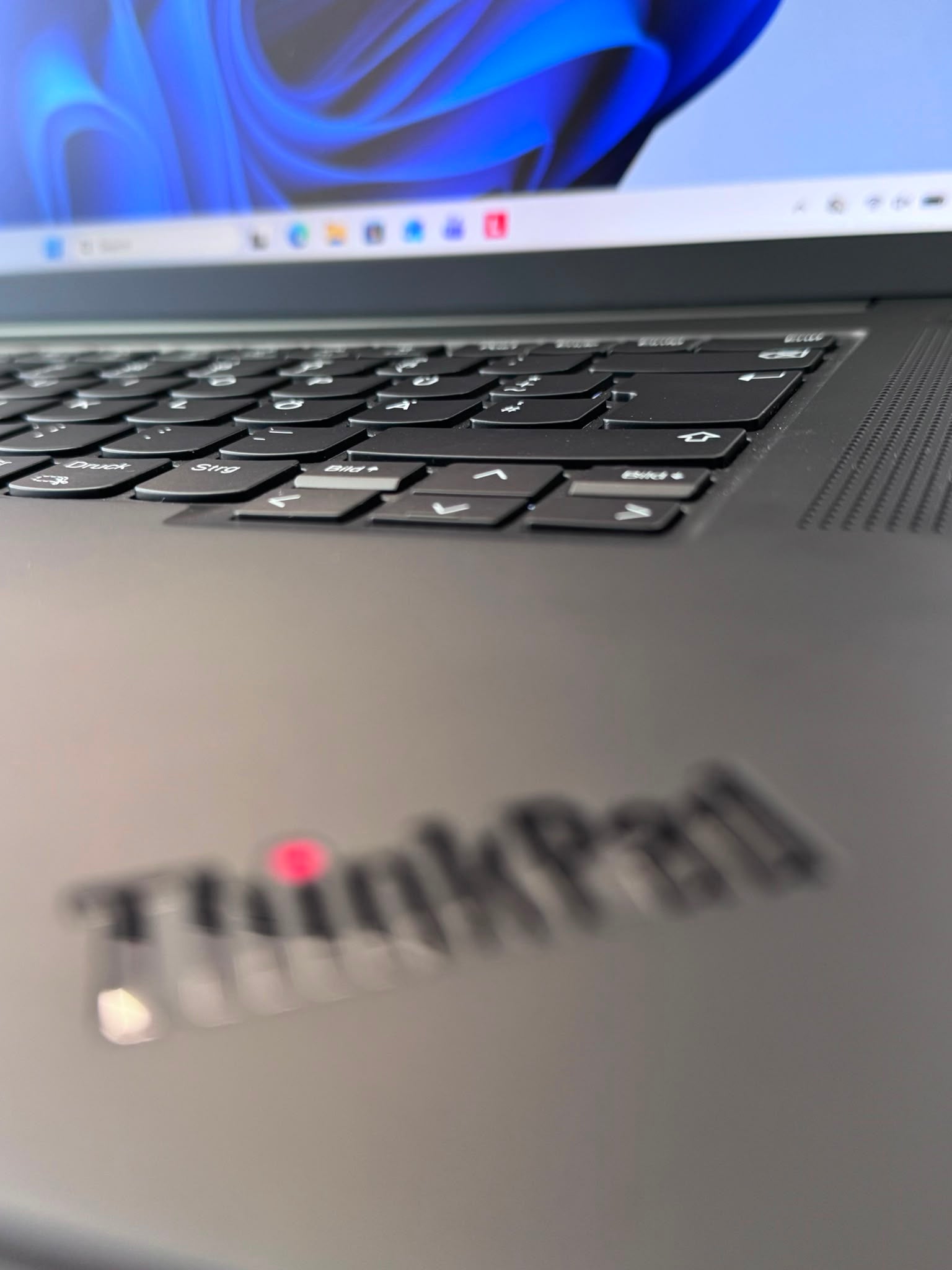 Lenovo ThinkPad P1 Gen 6 i7-13700H 64GB RAM SSD 2TB NVIDIA RTX 2000 Ada 8GB Workstation