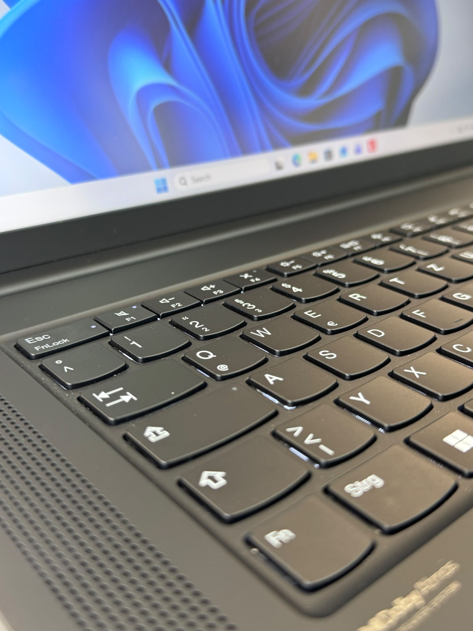 Lenovo ThinkPad P1 Gen 6 i7-13700H 64GB RAM SSD 2TB NVIDIA RTX 2000 Ada 8GB Workstation