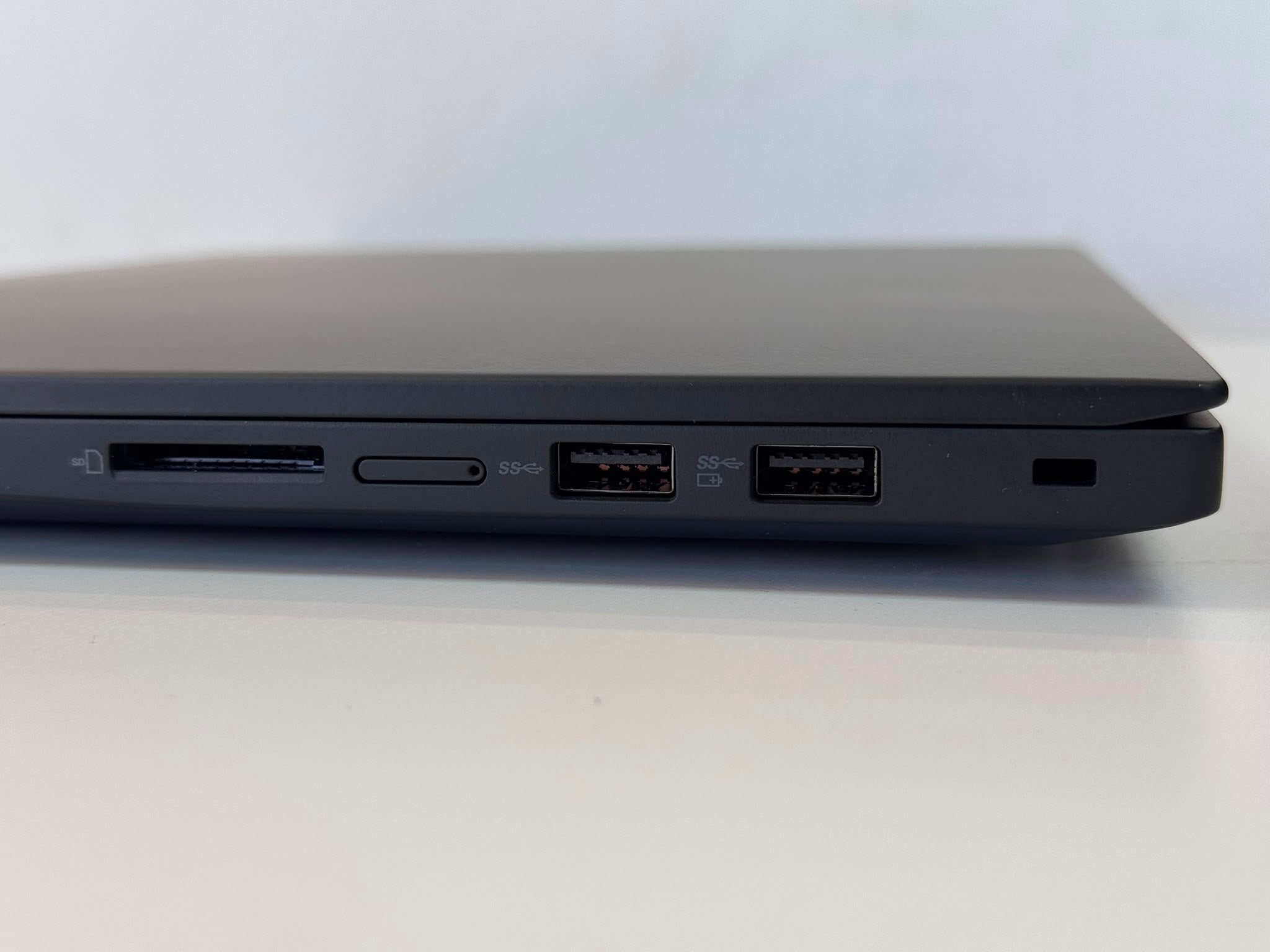 Lenovo ThinkPad P1 Gen 6 i7-13700H 64GB RAM SSD 2TB NVIDIA RTX 2000 Ada 8GB Workstation