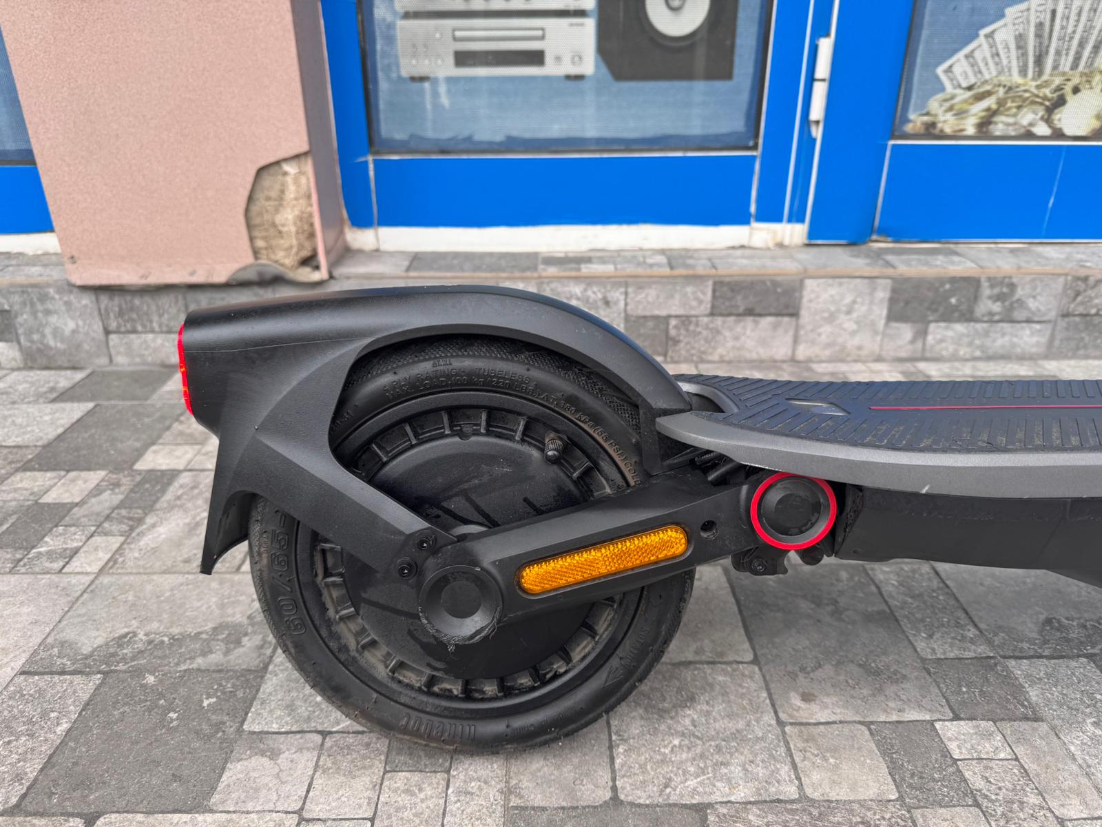 Trotinetă electrică Segway Ninebot F3, 1000W, 25 km/h, autonomie până la 70 km, suspensie dublă, TFT