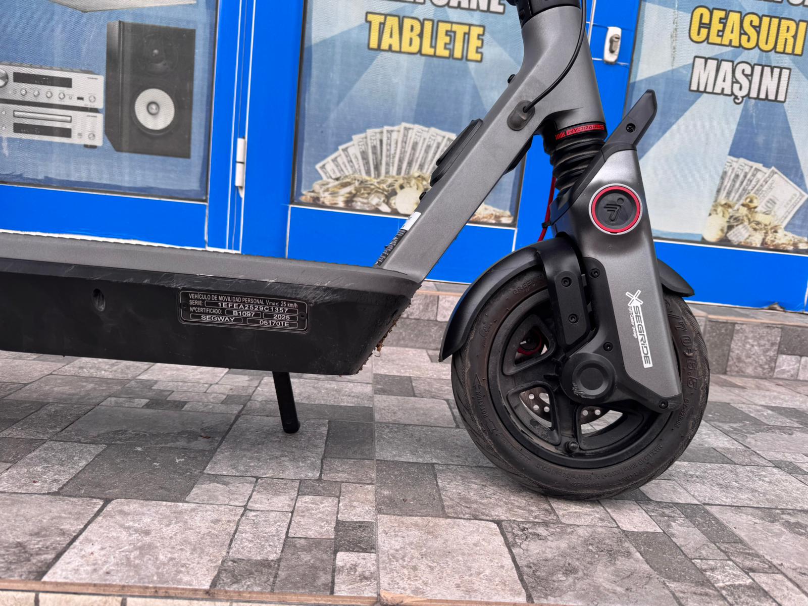 Trotinetă electrică Segway Ninebot F3, 1000W, 25 km/h, autonomie până la 70 km, suspensie dublă, TFT