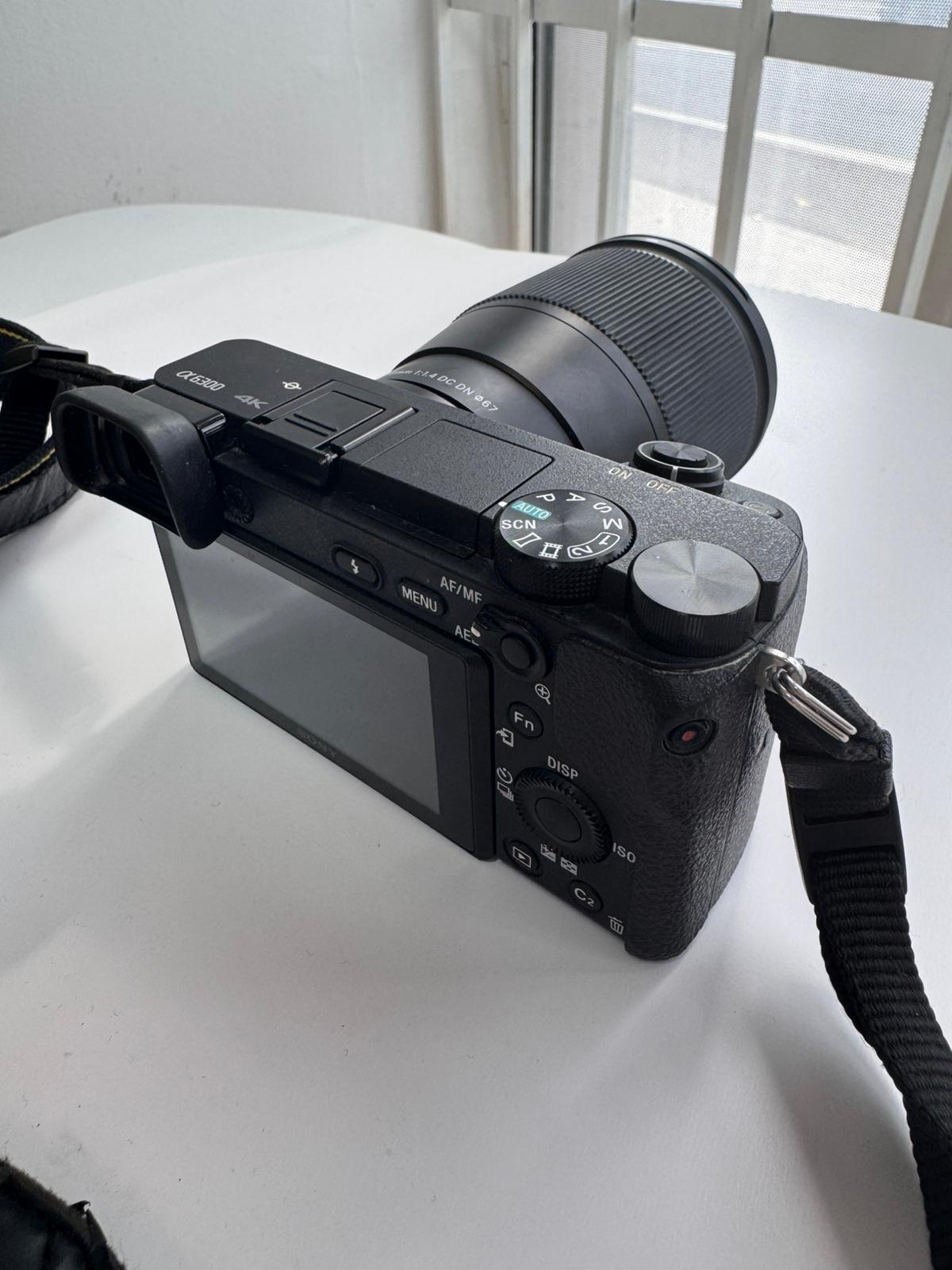 Aparat foto mirrorless Sony Alpha 6300 cu obiectiv Sigma 16mm – Foto și video 4K