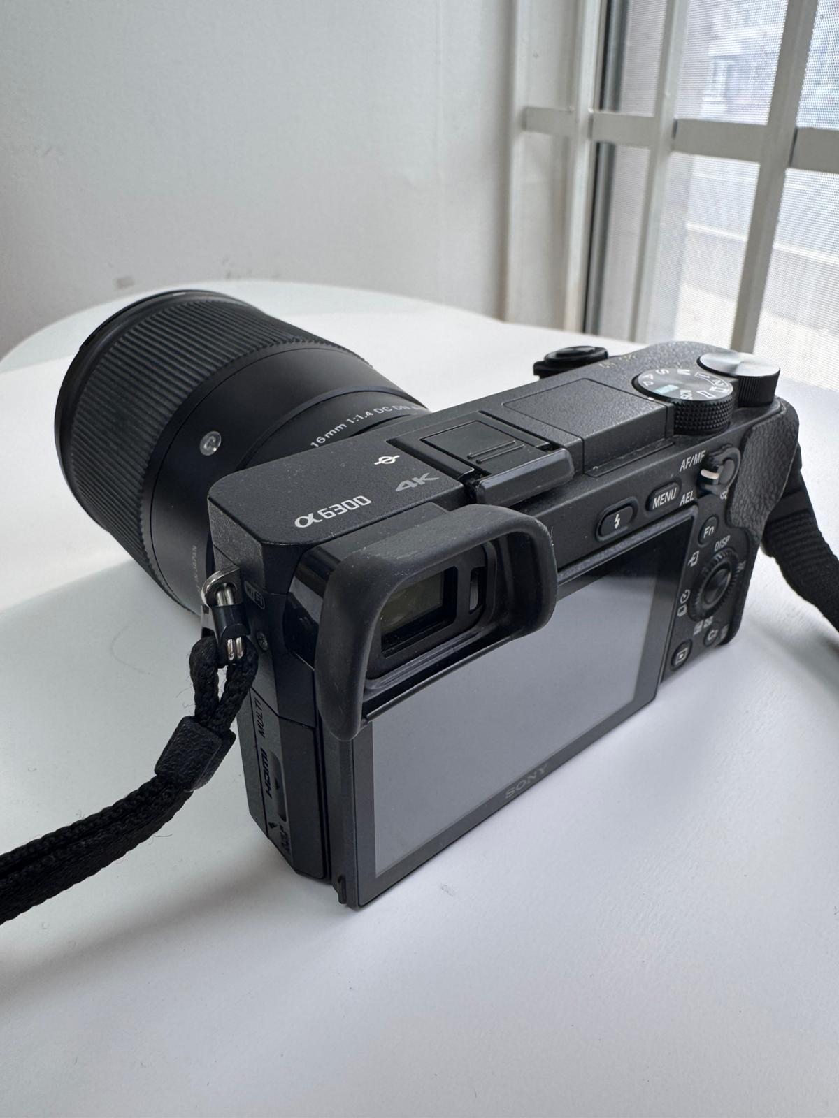 Aparat foto mirrorless Sony Alpha 6300 cu obiectiv Sigma 16mm – Foto și video 4K