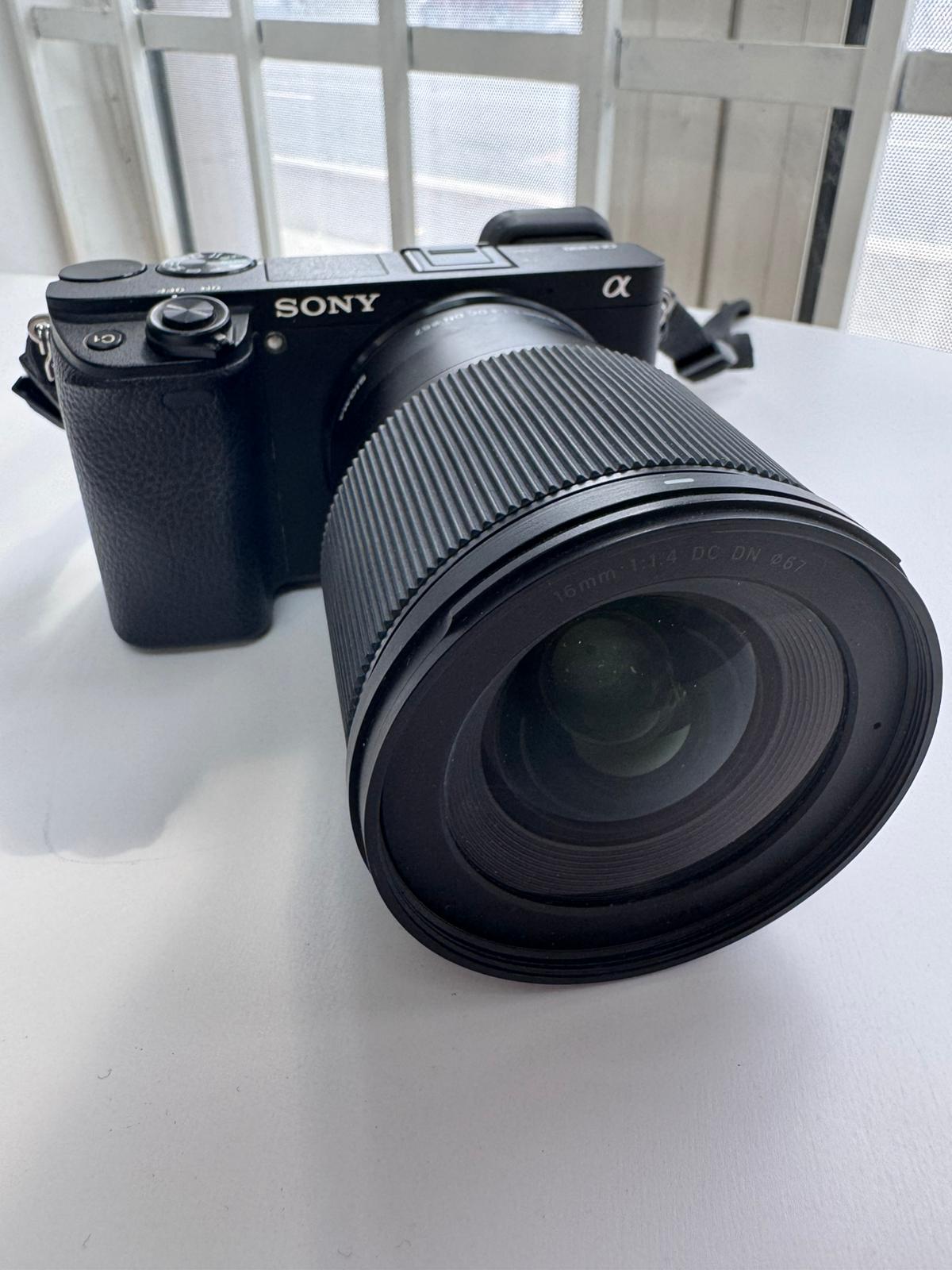Aparat foto mirrorless Sony Alpha 6300 cu obiectiv Sigma 16mm – Foto și video 4K