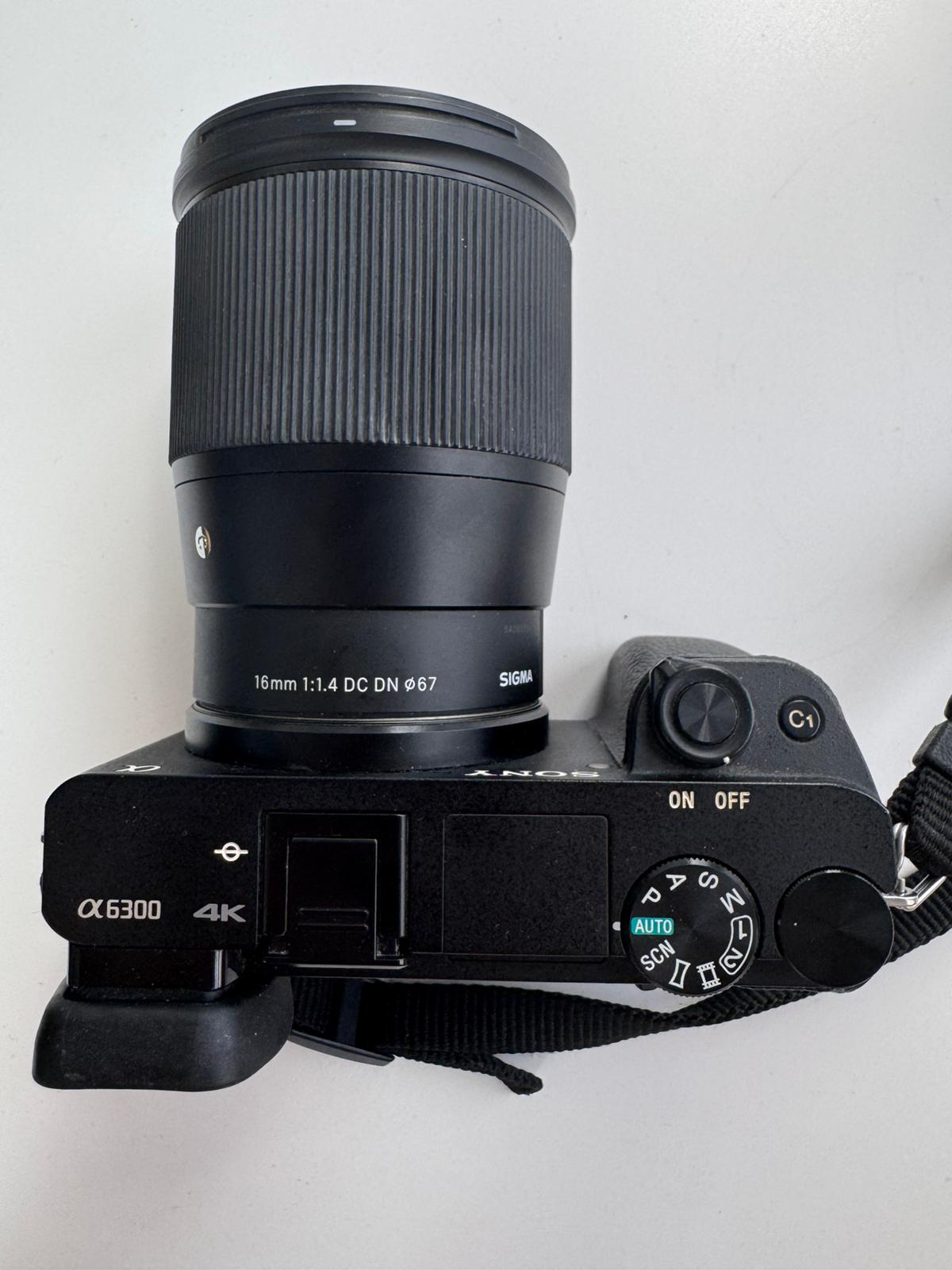 Aparat foto mirrorless Sony Alpha 6300 cu obiectiv Sigma 16mm – Foto și video 4K