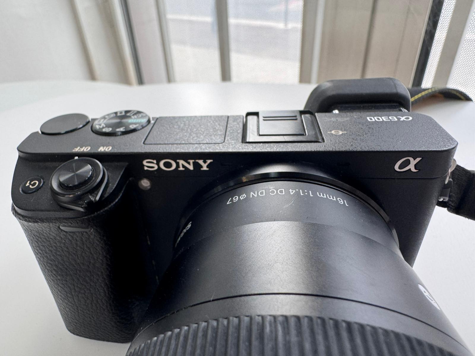 Aparat foto mirrorless Sony Alpha 6300 cu obiectiv Sigma 16mm – Foto și video 4K