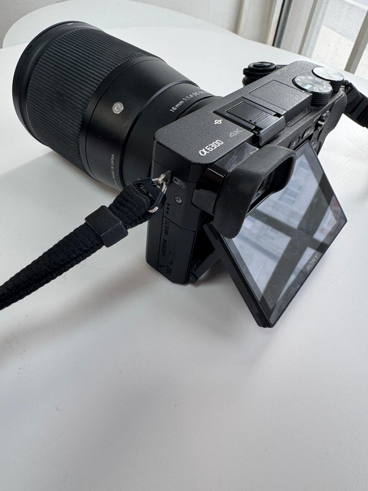 Aparat foto mirrorless Sony Alpha 6300 cu obiectiv Sigma 16mm – Foto și video 4K