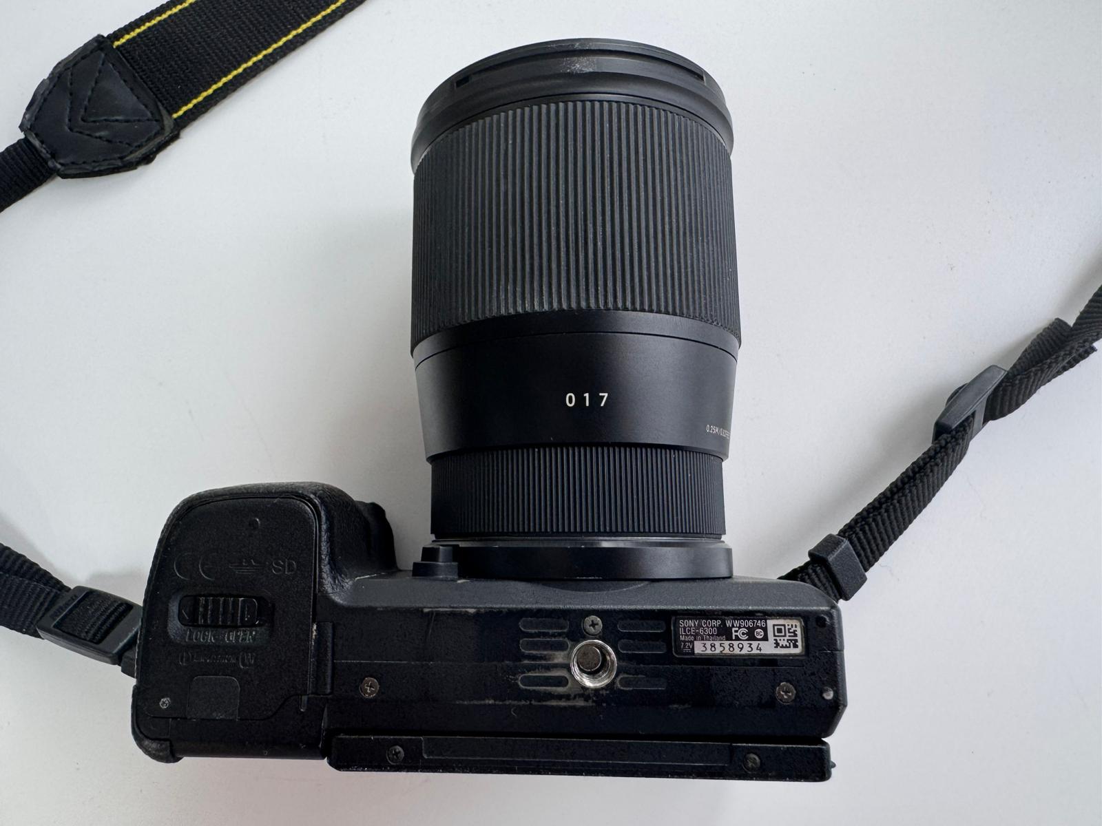 Aparat foto mirrorless Sony Alpha 6300 cu obiectiv Sigma 16mm – Foto și video 4K