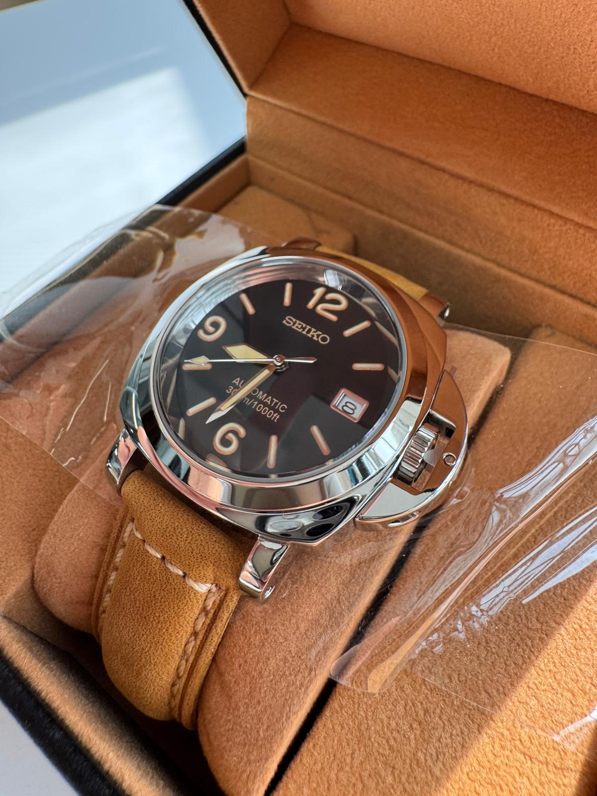 Ceas Seiko Automatic, cadran negru, curea din piele maro – Design elegant