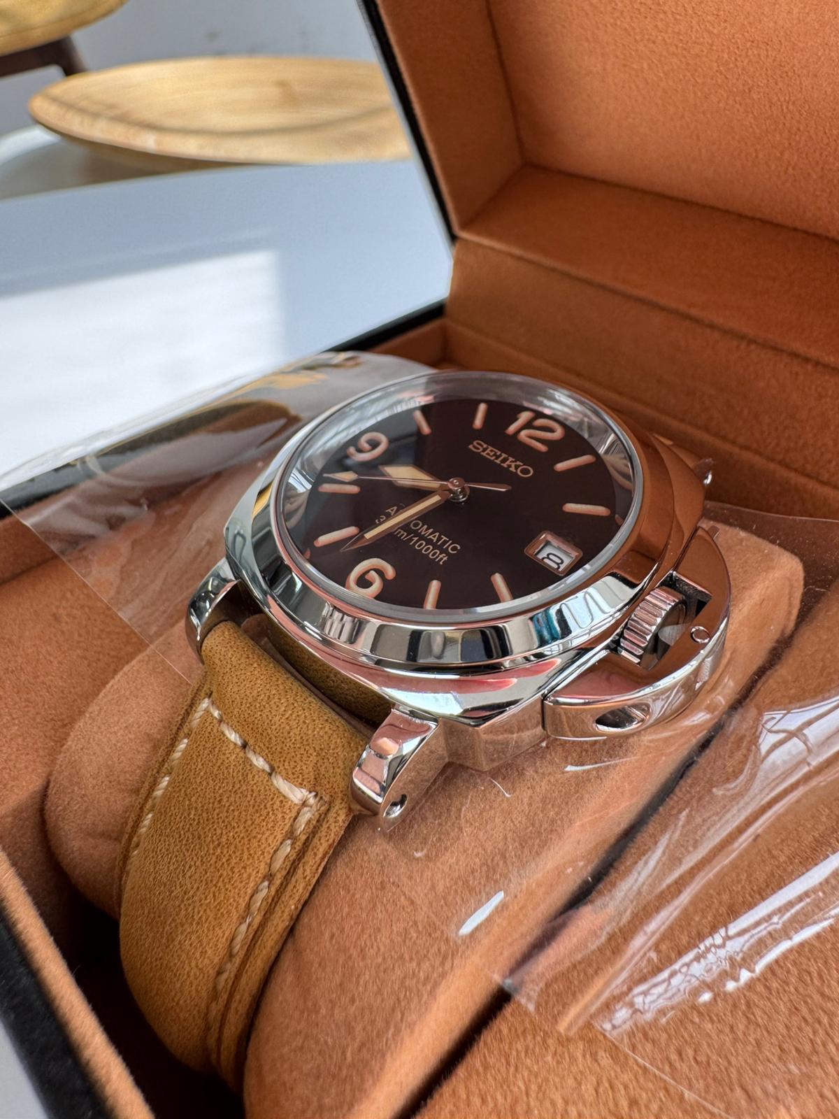 Ceas Seiko Automatic, cadran negru, curea din piele maro – Design elegant