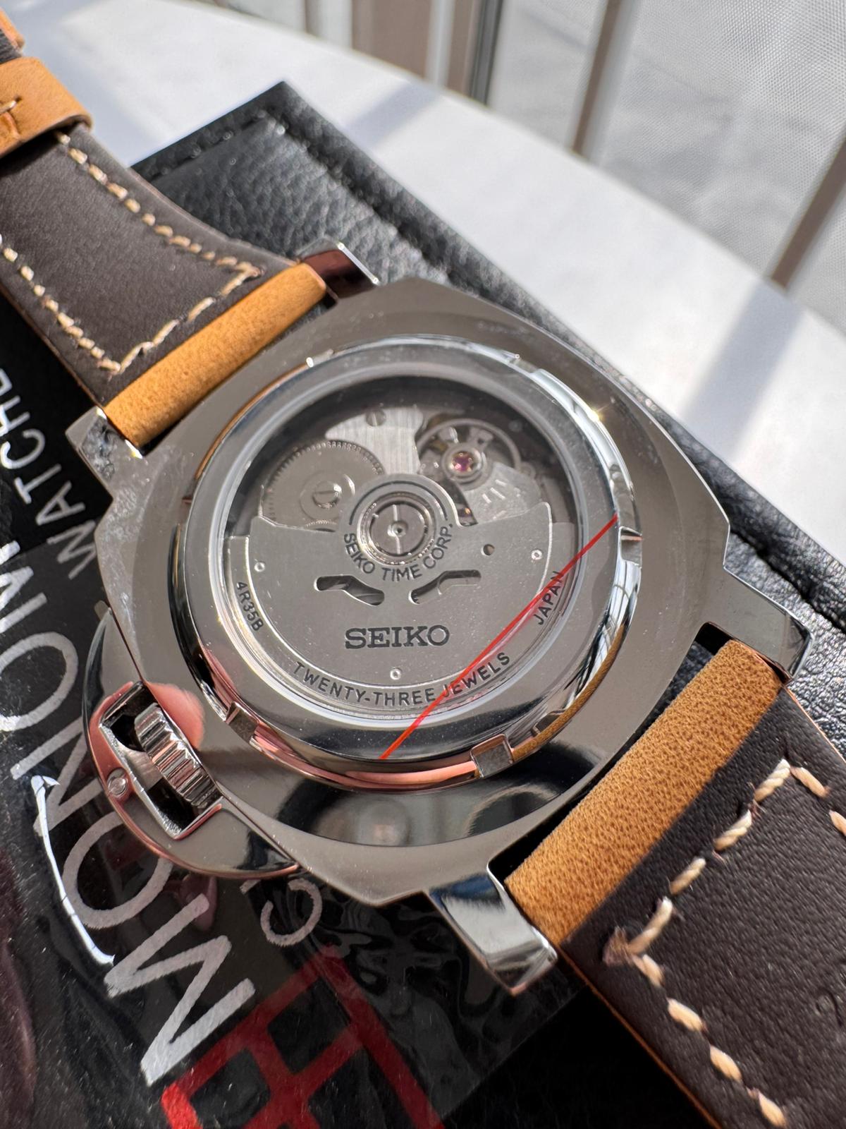Ceas Seiko Automatic, cadran negru, curea din piele maro – Design elegant