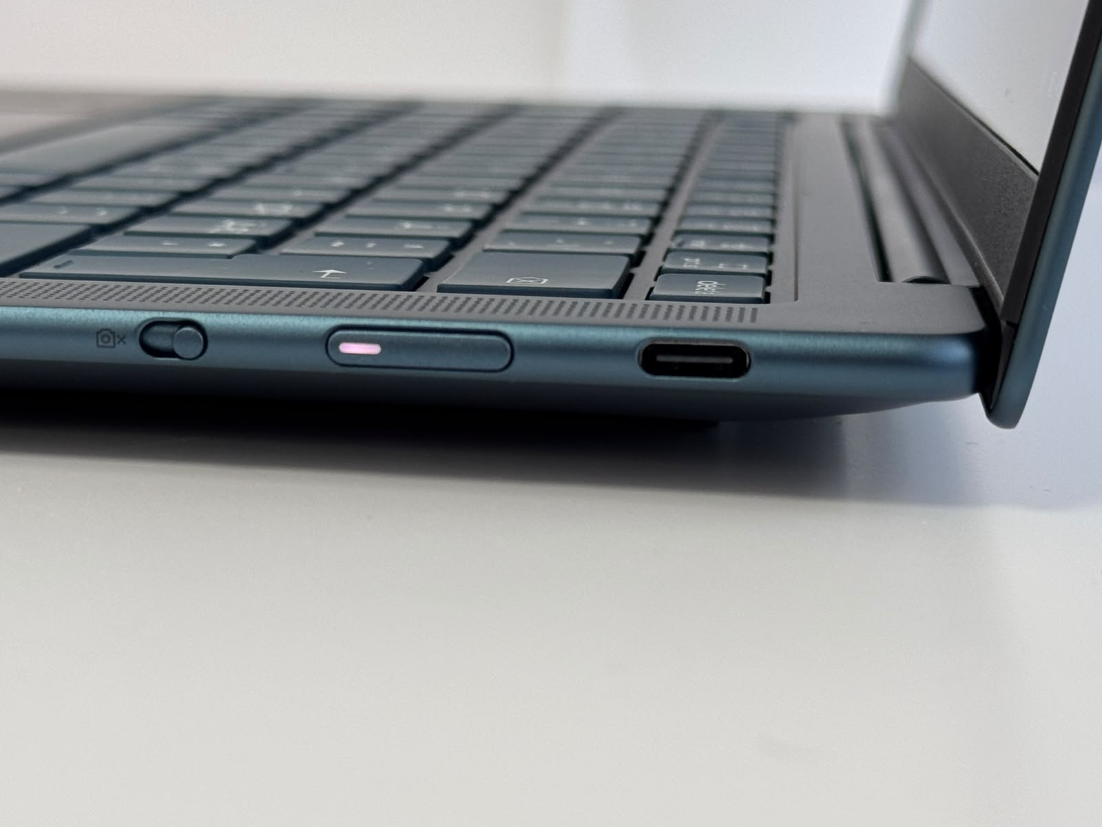 Laptop Lenovo Yoga Aura Edition, OLED, AMD Ryzen AI 5 430, 16GB RAM, 512GB SSD, Blue