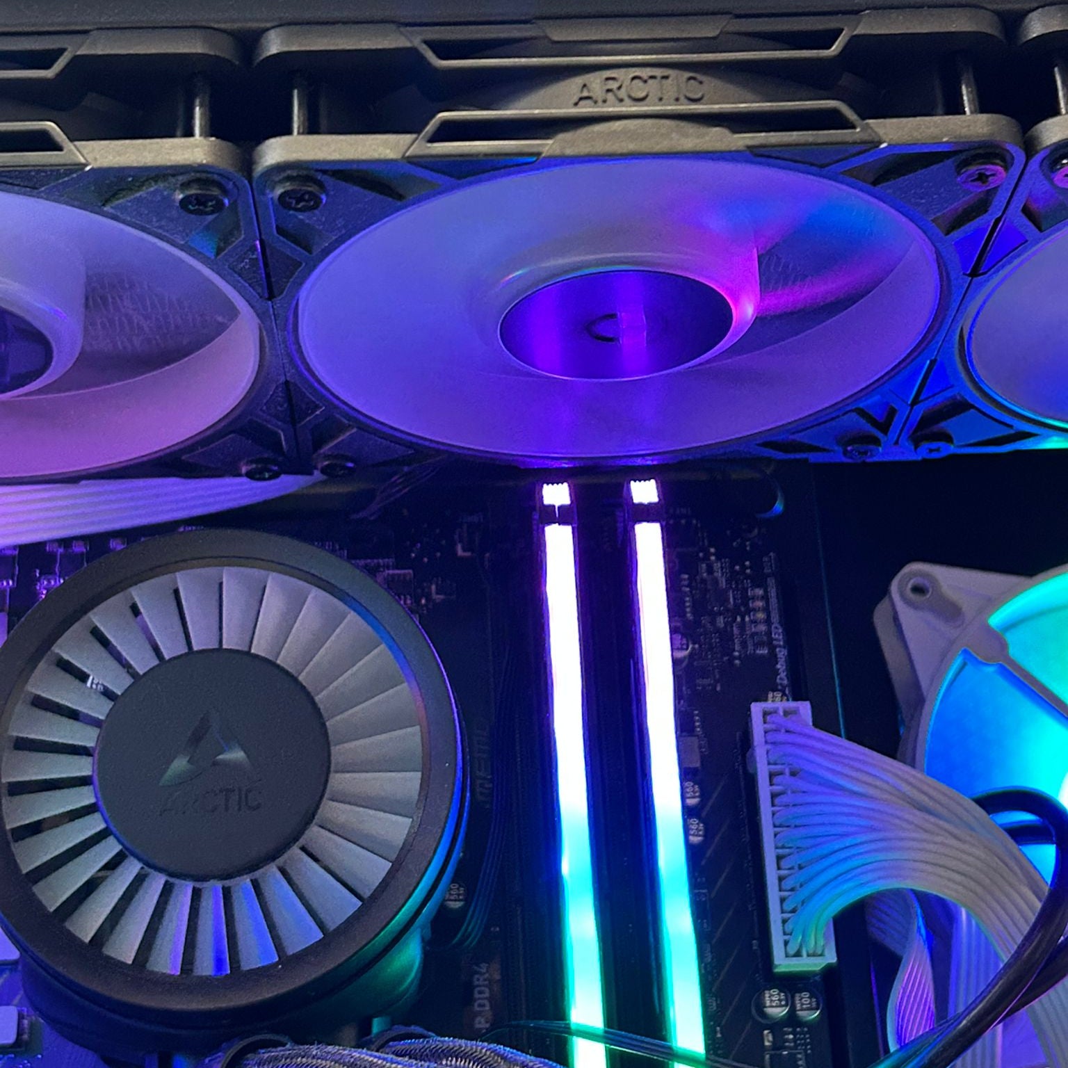 Unitate PC Gaming MS-7E02 – Intel Core i7-12700F / 16GB RAM / RTX 5060 / SSD 512GB – Sursă 850W Gold / Răcire pe Apă