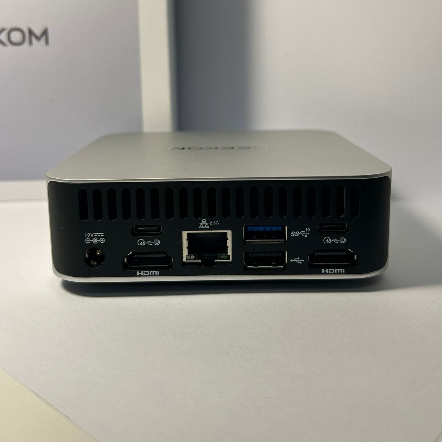 Mini PC Geekom Model A8 AMD Ryzen 9 – 32GB DDR5 / 1TB SSD – Gri – FullBox – Ca Nou