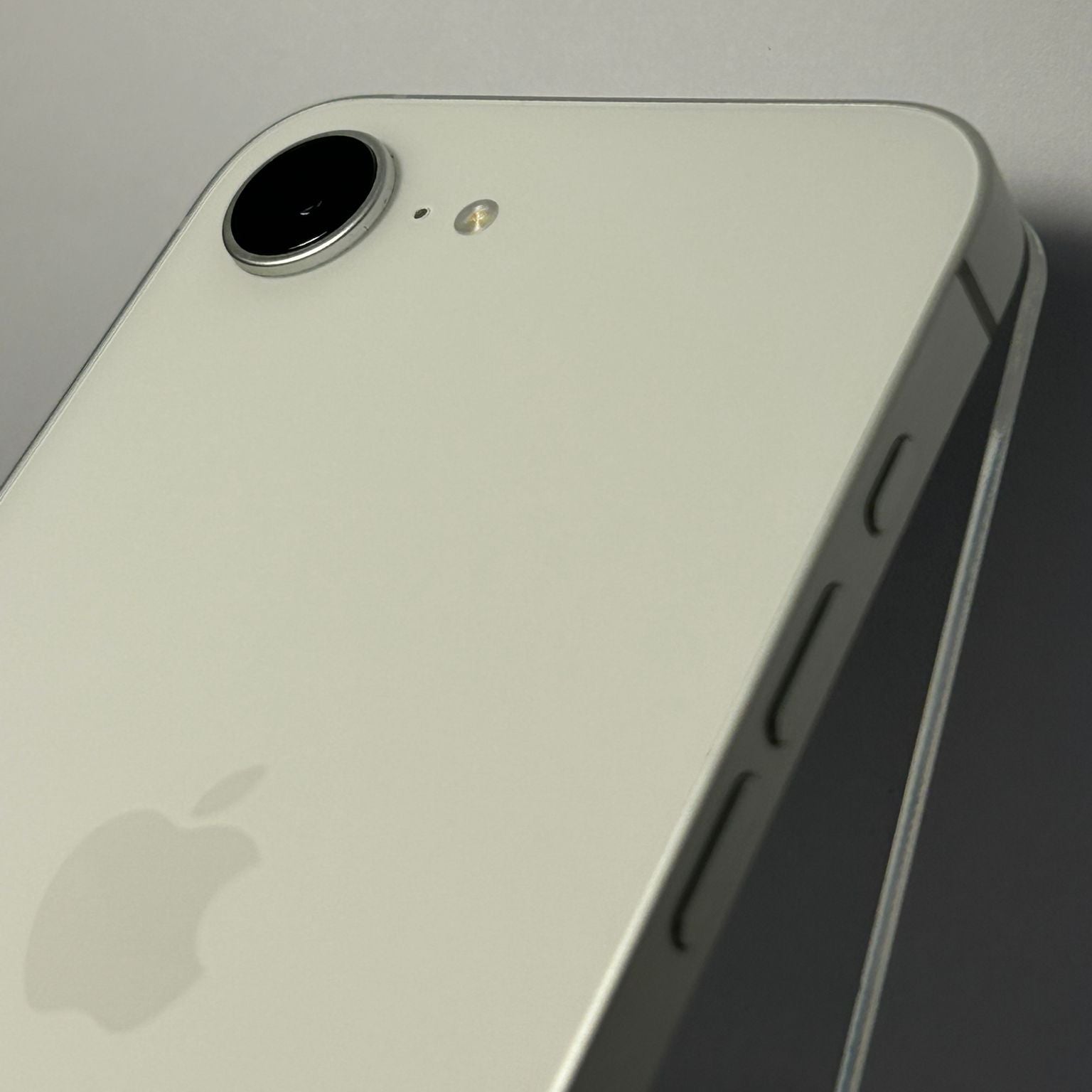 iPhone 16e Alb 128GB – Baterie 100% – 80 Cicluri