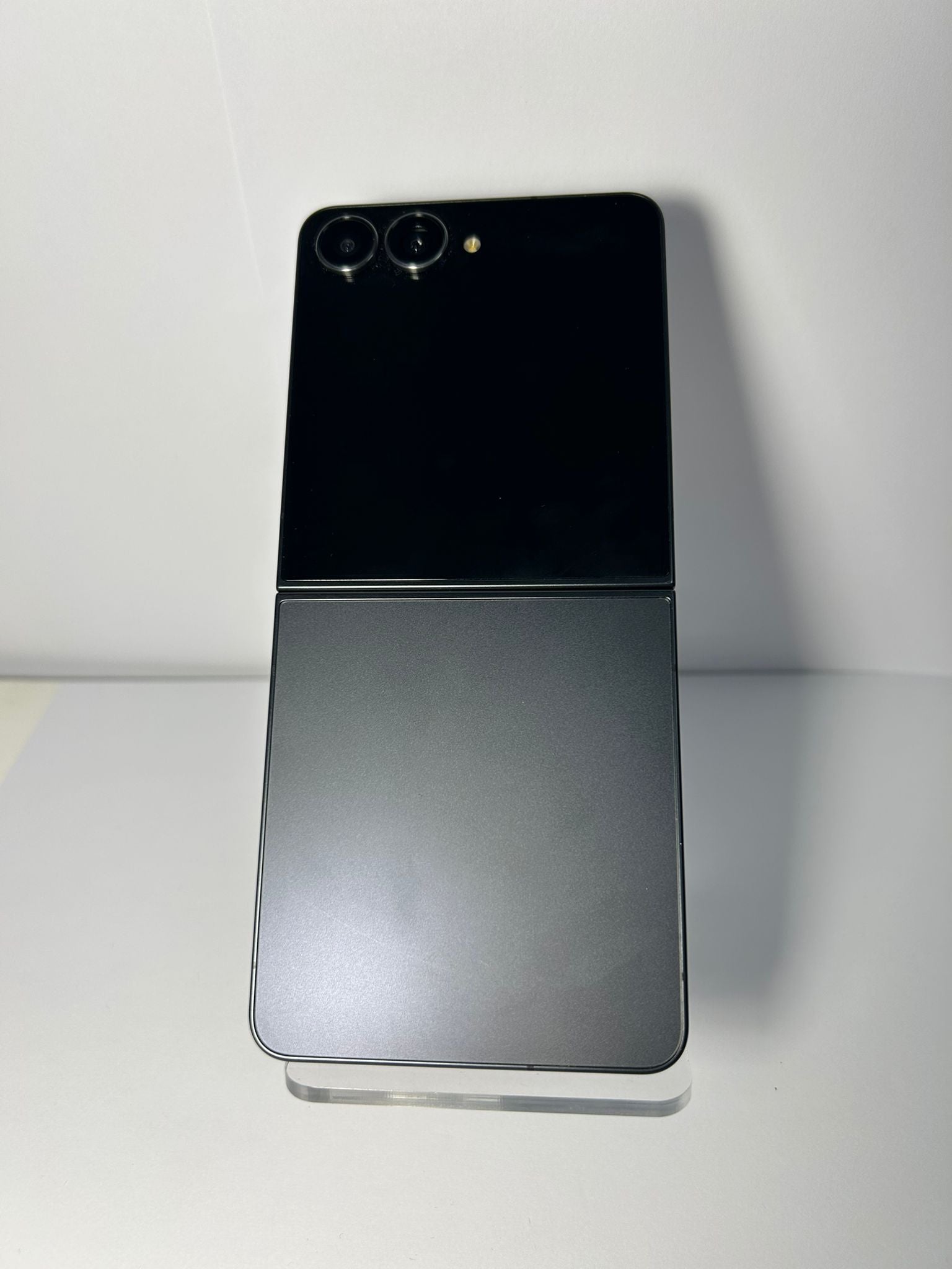 Samsung Galaxy Z Flip7 8GB / 128GB Negru – Ca Nou – Baterie 100% – 1 Ciclu