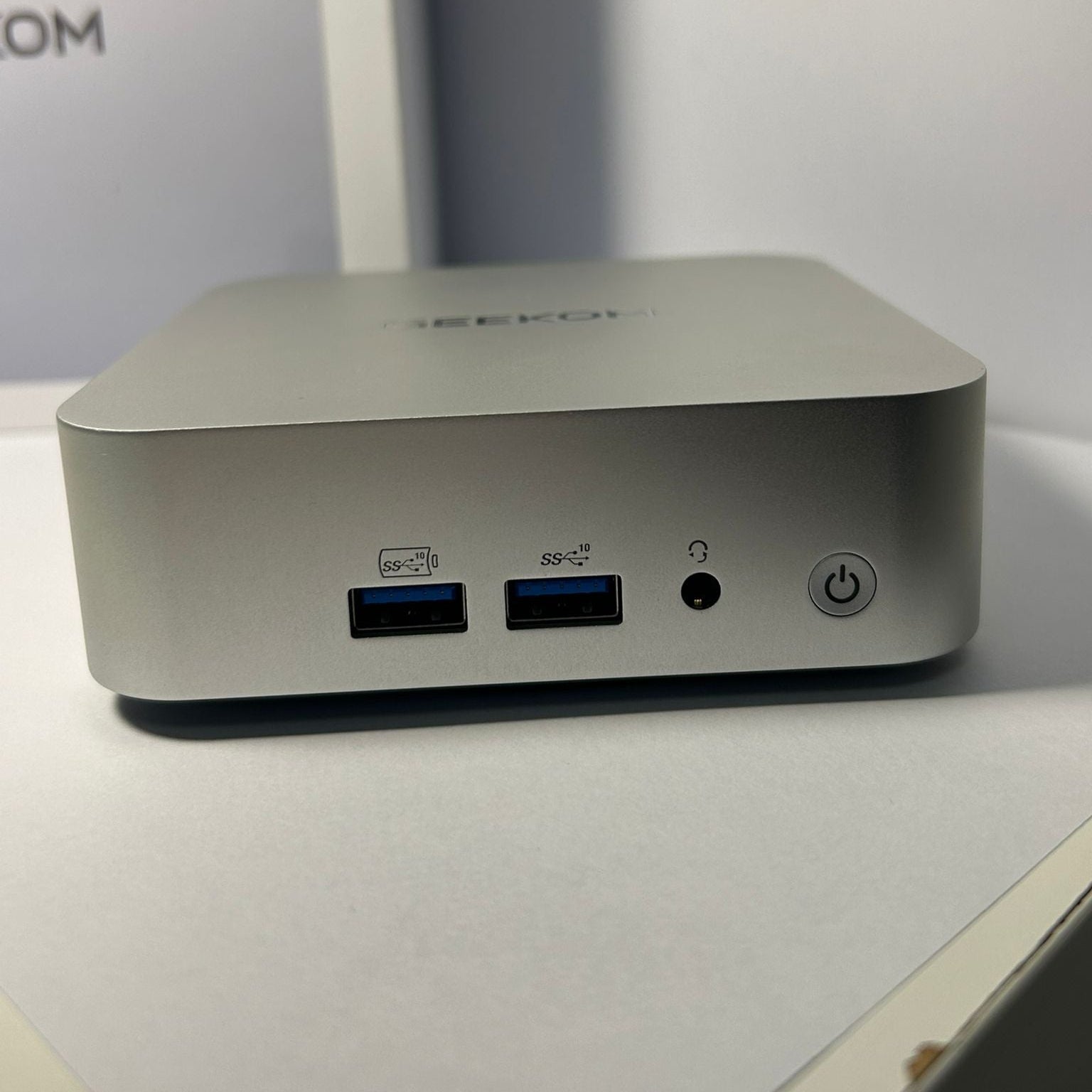 Mini PC Geekom Model A8 AMD Ryzen 9 – 32GB DDR5 / 1TB SSD – Gri – FullBox – Ca Nou
